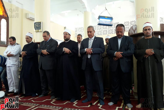 وزير الأوقاف يصلى بالمسجد