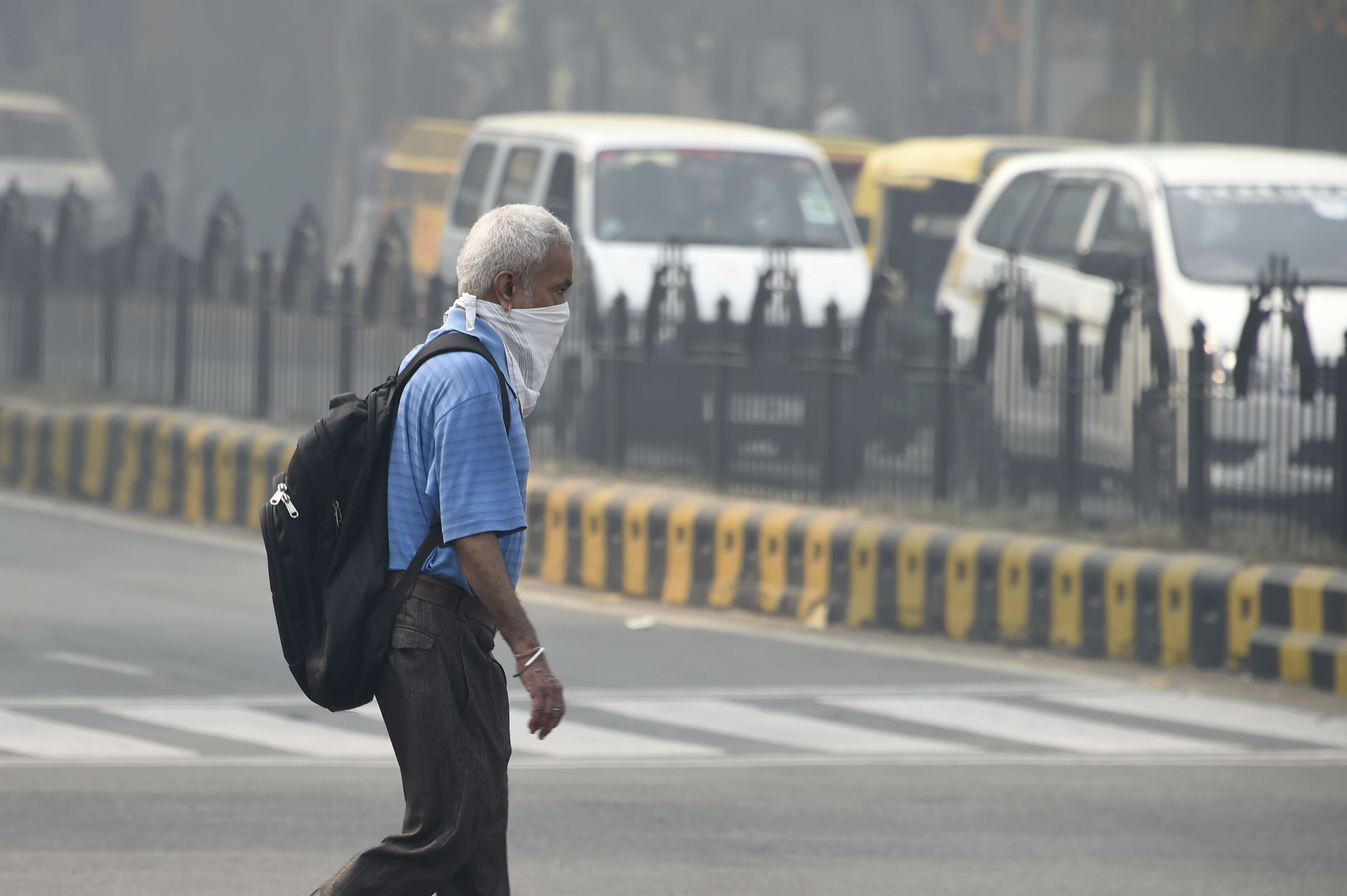 مواطن هندى يحمى نفسه من التلوث بقطعة قماش