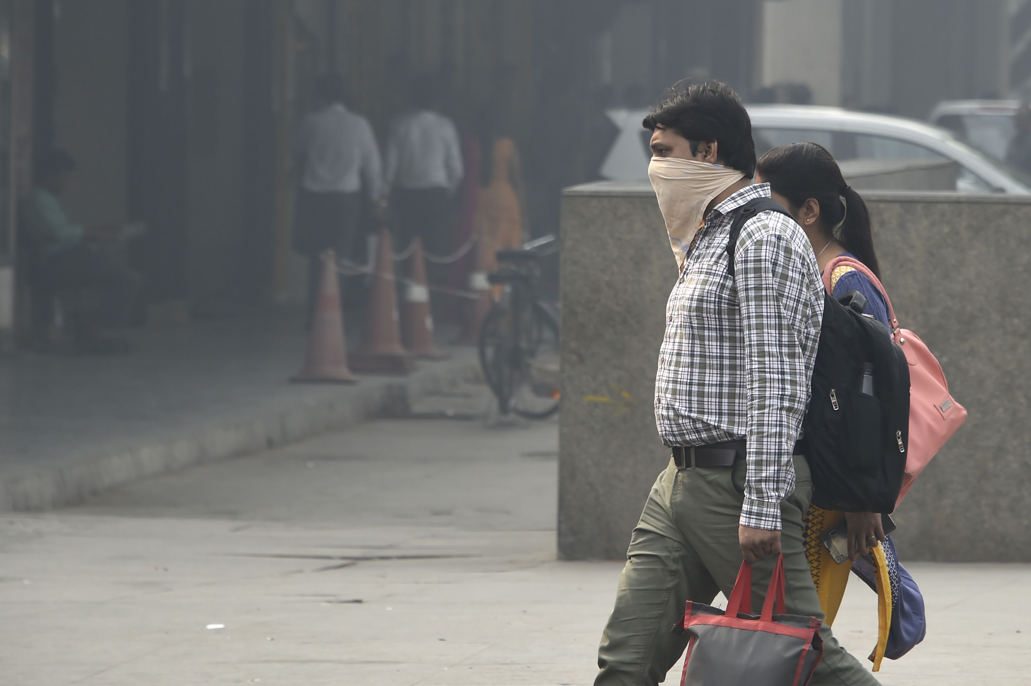 مواطن يغطى وجهه بالقماش لحمايته من التلوث