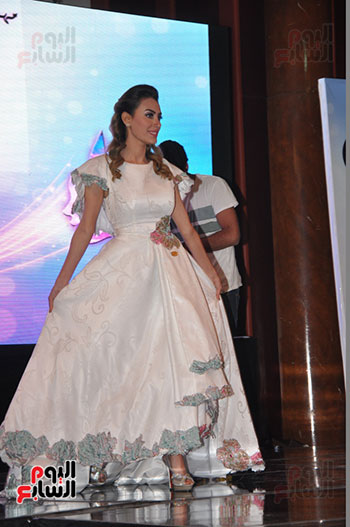 متسابقات ملكة جمال العرب يقدمن عرض أزياء من توقيع محمد نور   (9)