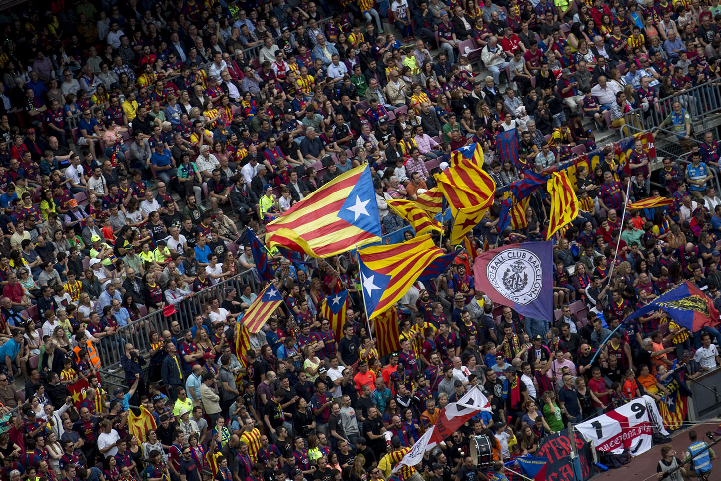 جماهير برشلونة ترفع أعلام كتالونيا