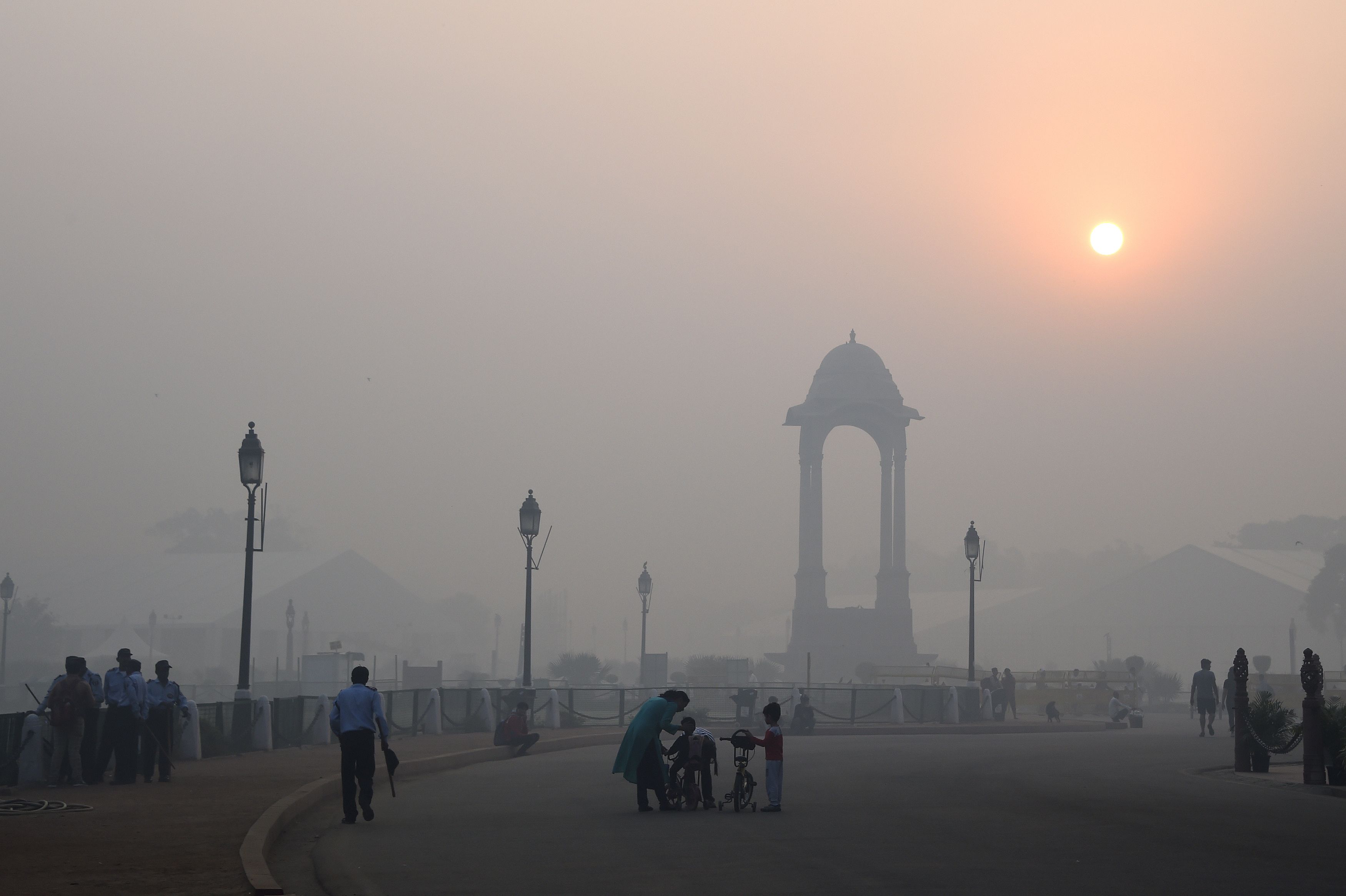 سحب الضباب الدخانى تغطى سماء العاصمة الهندية