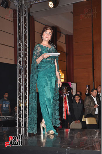 متسابقات ملكة جمال العرب يقدمن عرض أزياء من توقيع محمد نور   (1)