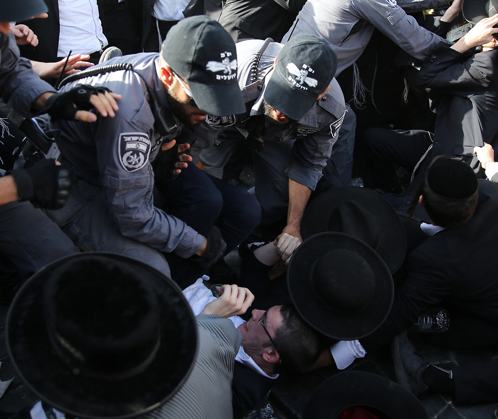الشرطة الإسرائيلية تعتدى على المتظاهرين