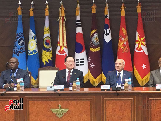 العصار يلتقى وزير الدفاع بكوريا الجنوبية لبحث التعاون المشترك