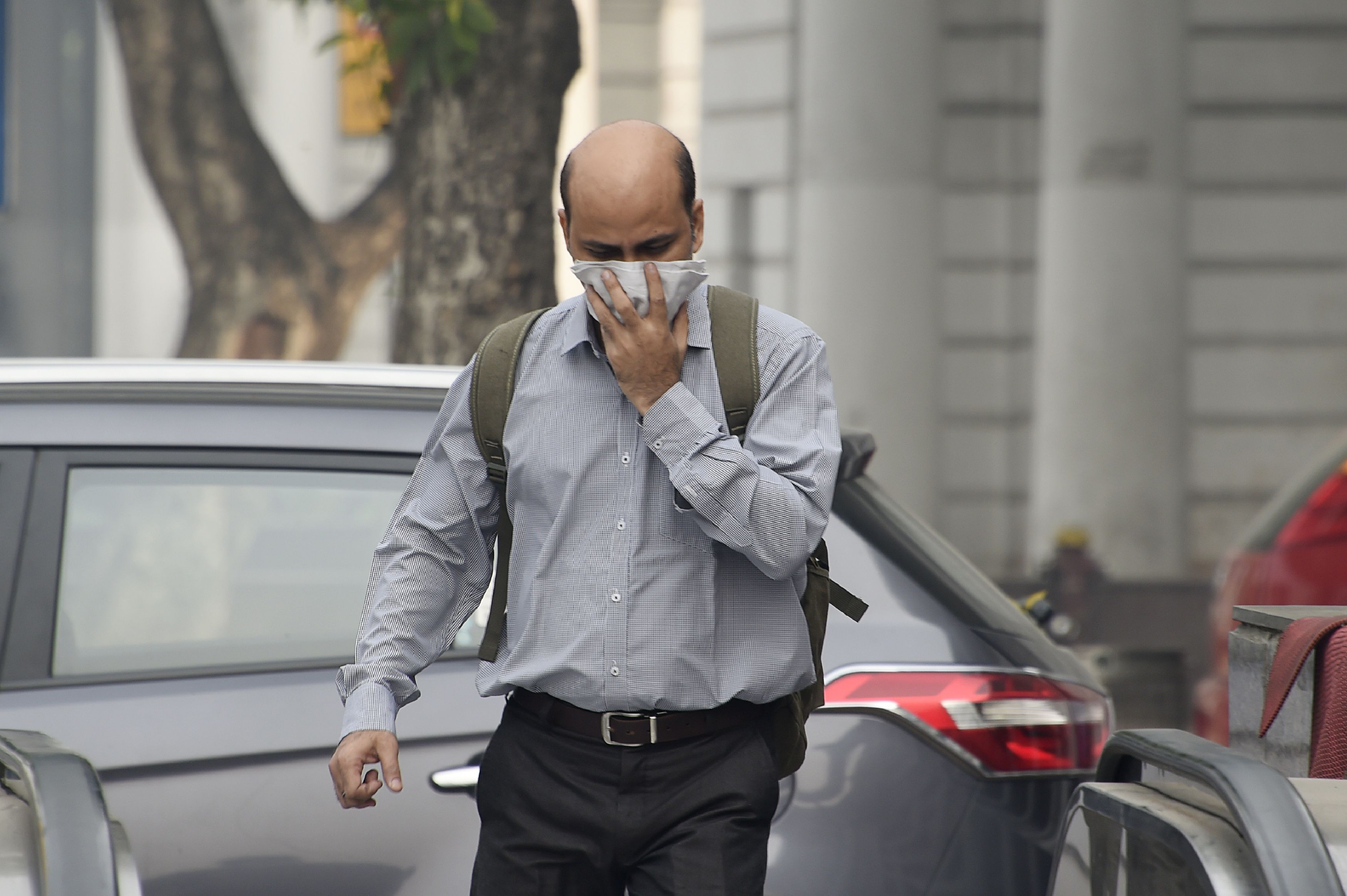 مواطن يواجه التلوث فى نيودلهى بتغطية وجهه بالقماش