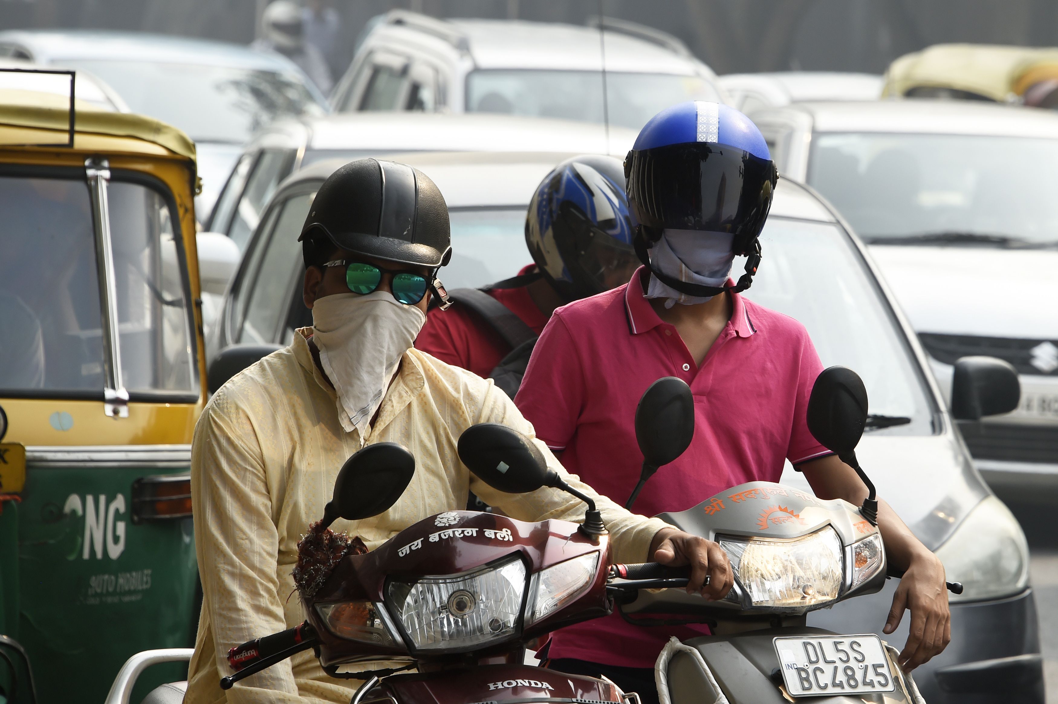 تغطية الوجه بالقماش وسيلة الهنود للحماية من التلوث الجوى