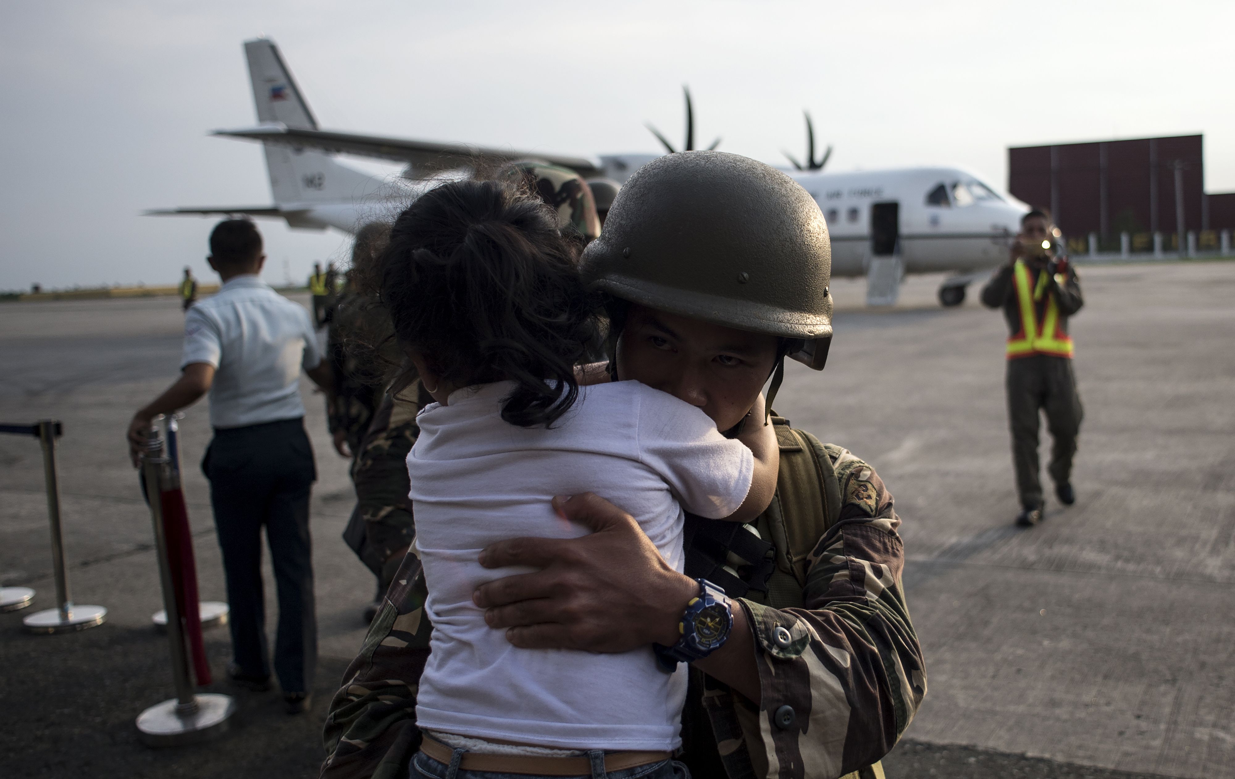 جندى يحتضن ابنته فور وصوله إلى العاصمة الفلبينية مانيلا