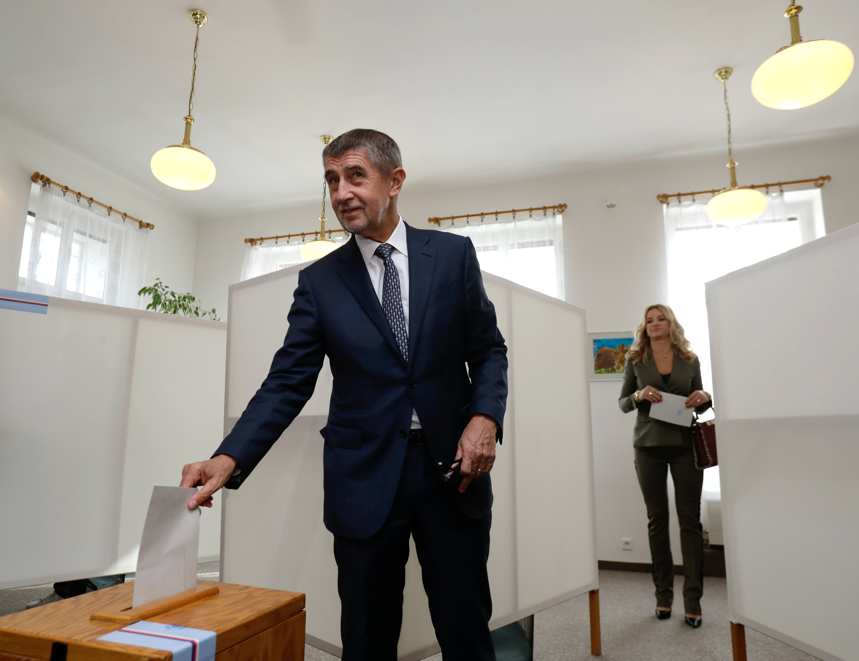 زعيم حزب انو اندريه بابيس يدلى بصوته فى الانتخابات التشيكية