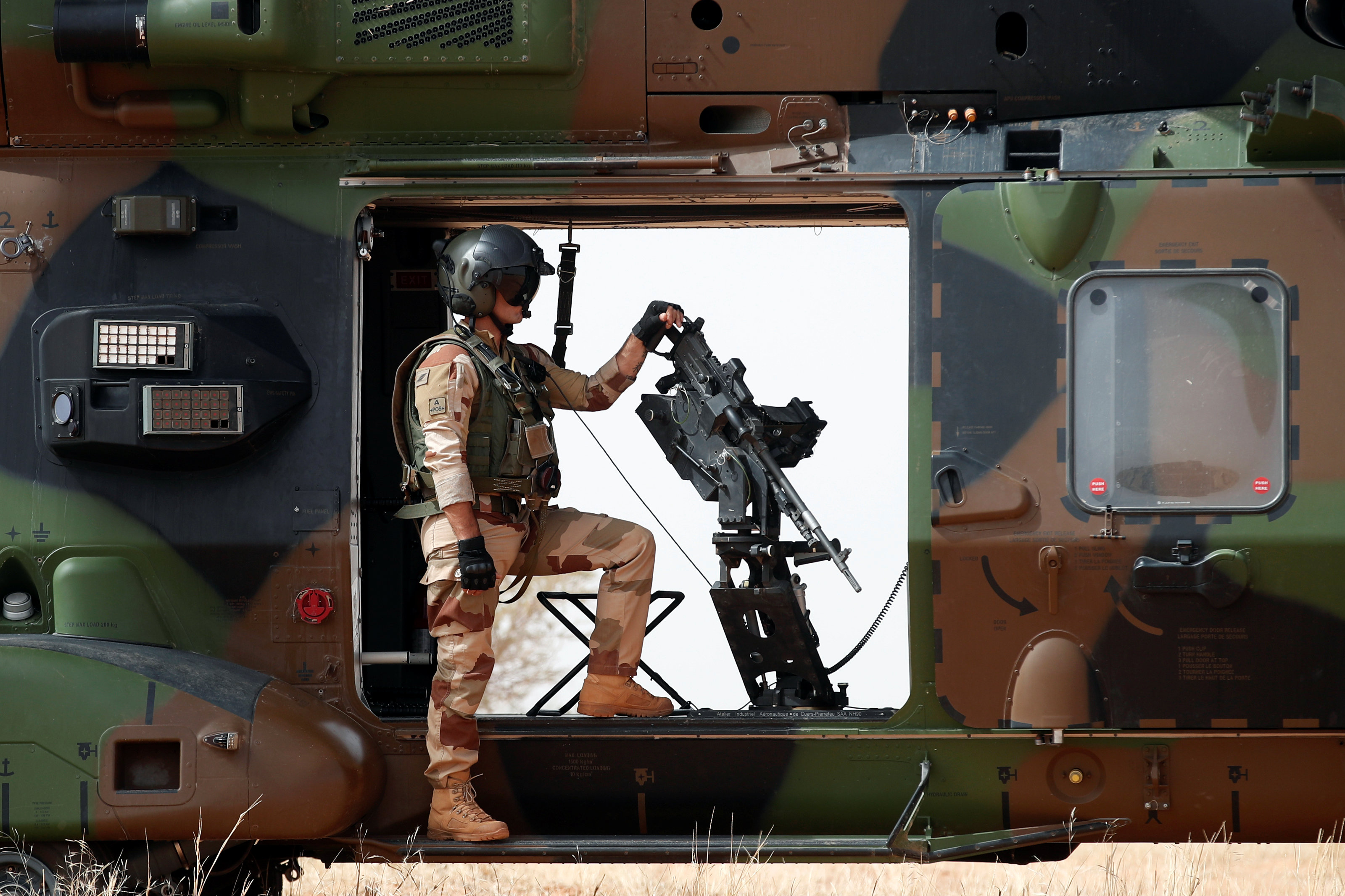 جندى فرنسى يستند على رشاش الهليكوبتر خلال عملية عسكرية فى مالى