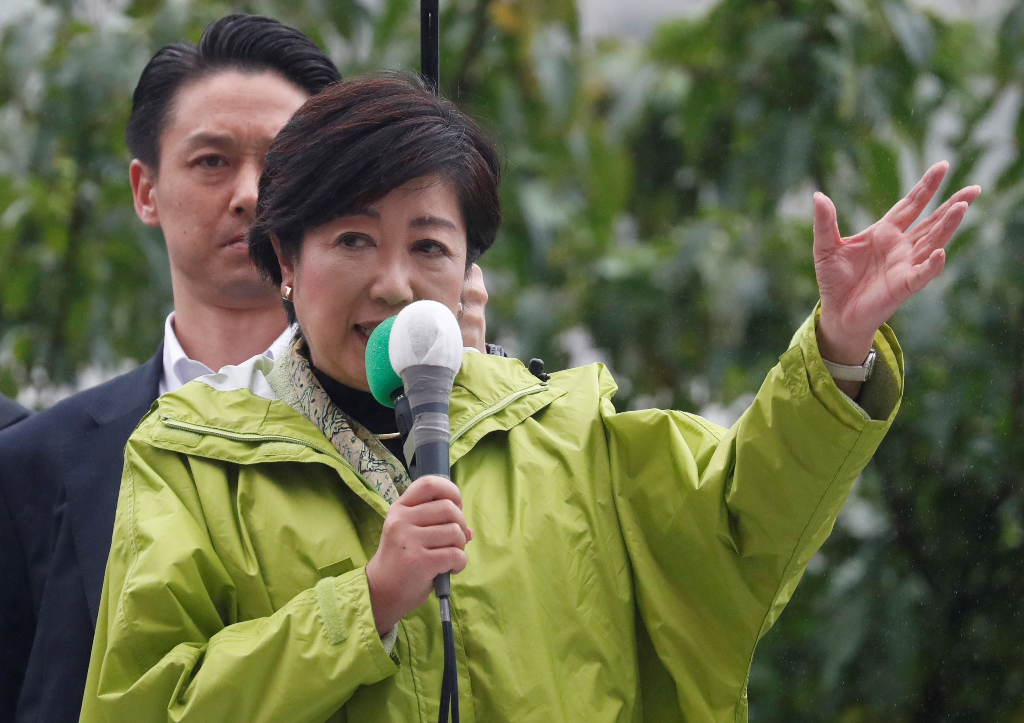 عمدة طوكيو تلقى كلمة على أنصارها فى جولاتها الانتخابية