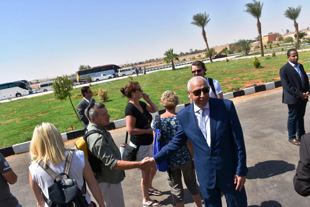 محافظ أسوان يرحب بضيوف تعامد الشمس فى مطار أبوسمبل (4)