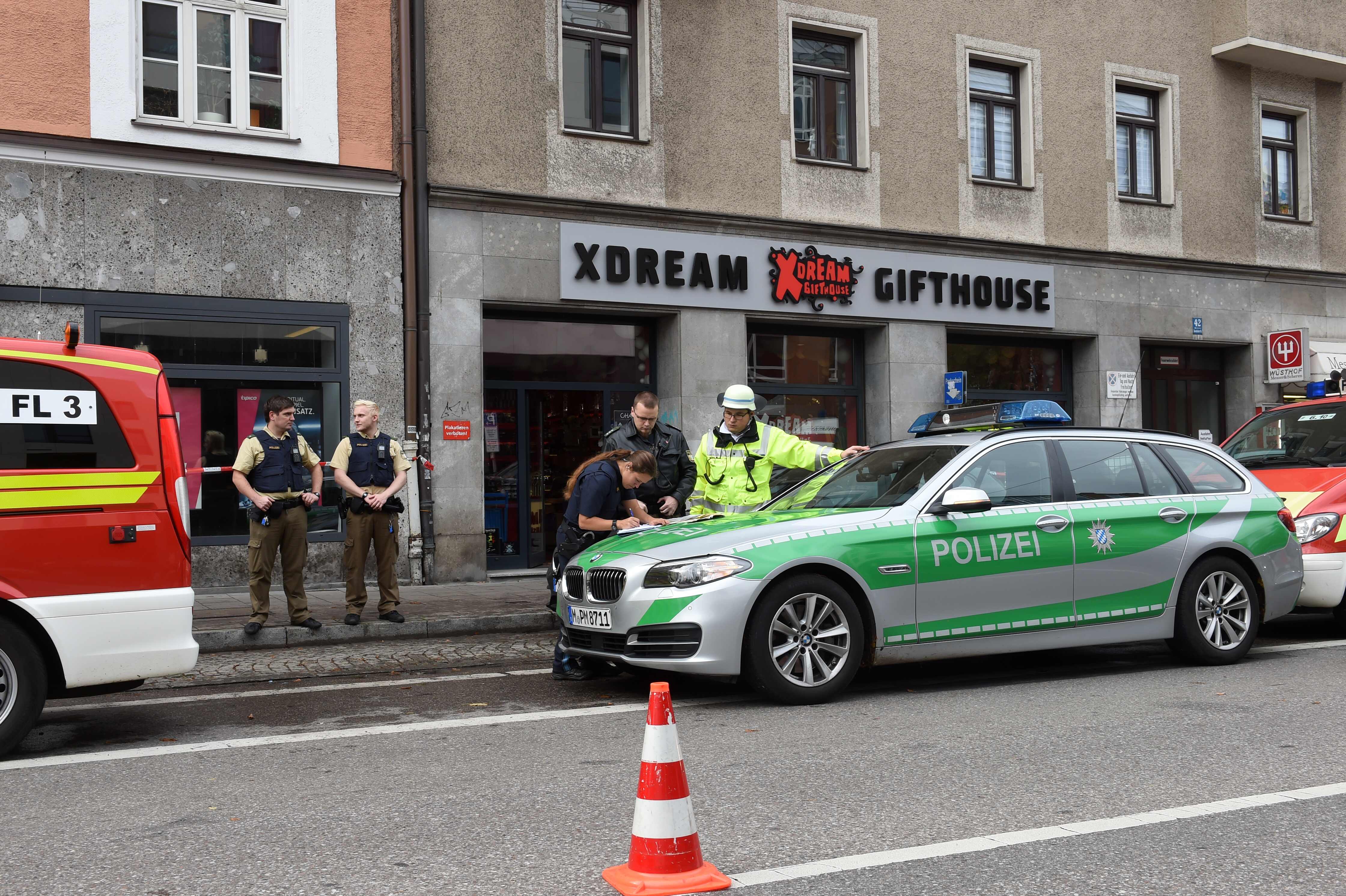 الشرطة الألمانية تجرى تحرياتها فى موقع حادث طعن بميونخ