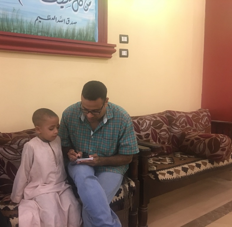 محرر اليوم السابع مع الطفل عبدالرحمن بعد تحريره من الاختطاف
