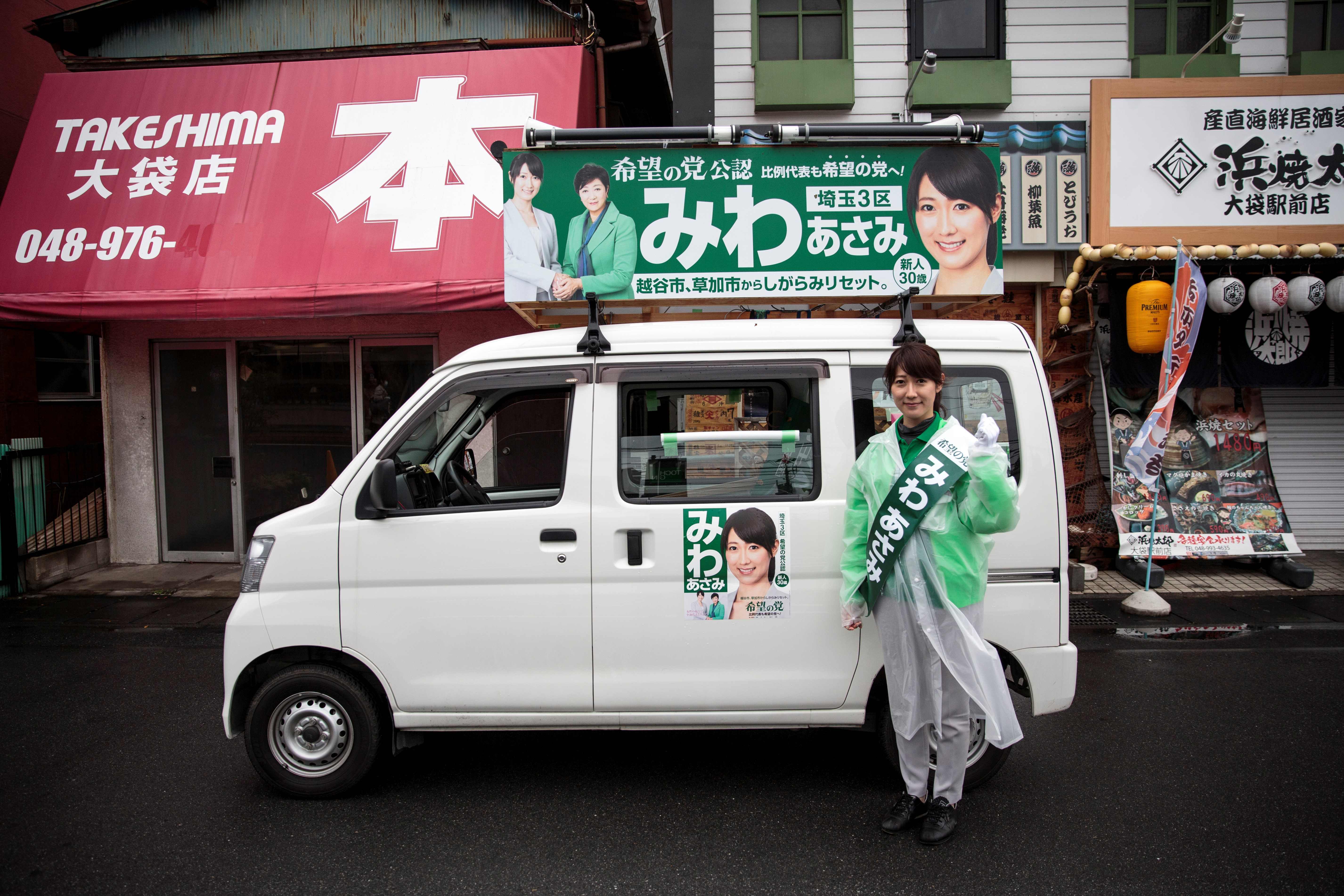 مرشحة حزب الأمل فى جولتها بشوارع طوكيو