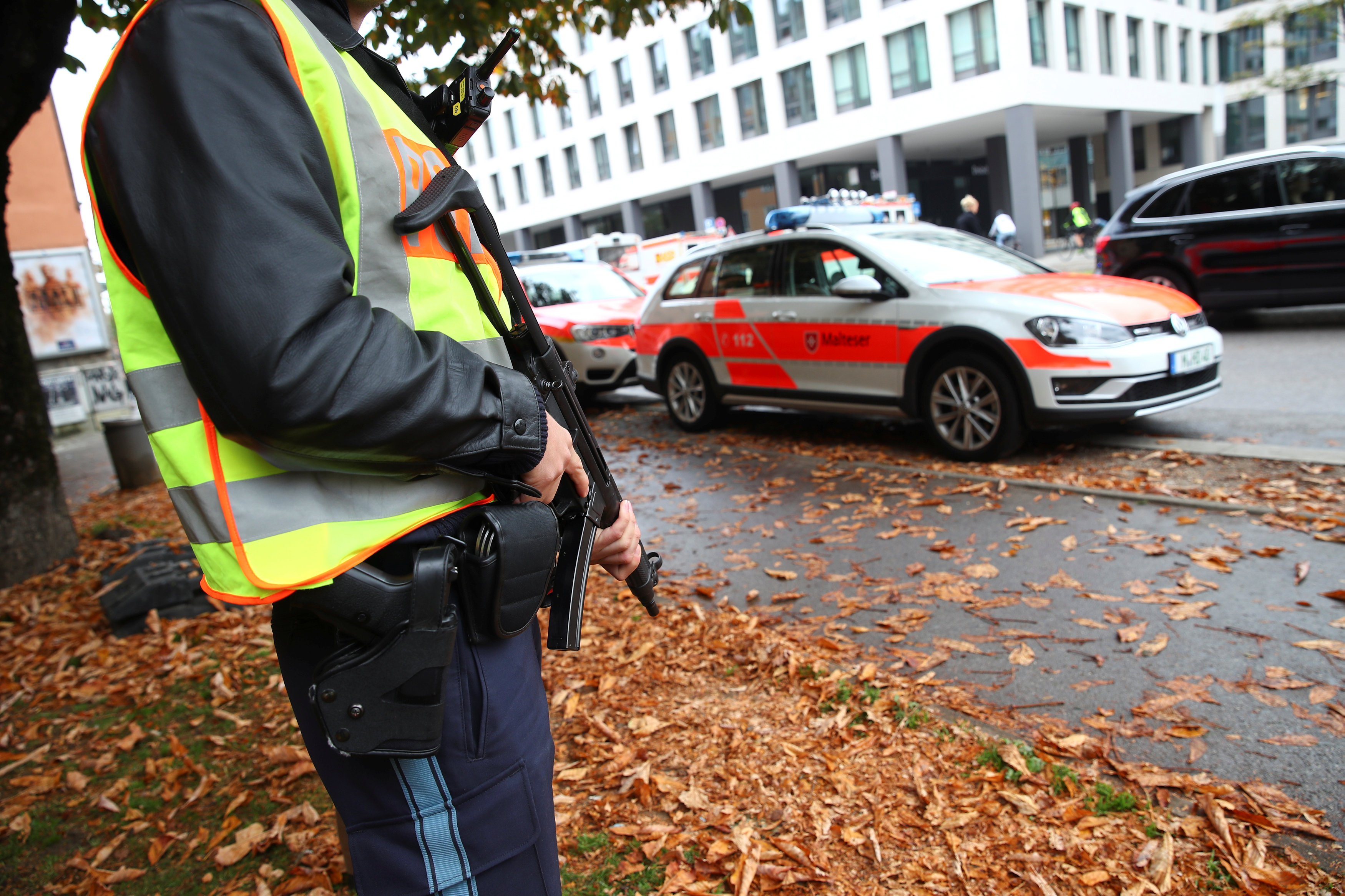 شرطى مسلح فى موقع حادث الطعن بمدينة ميونخ