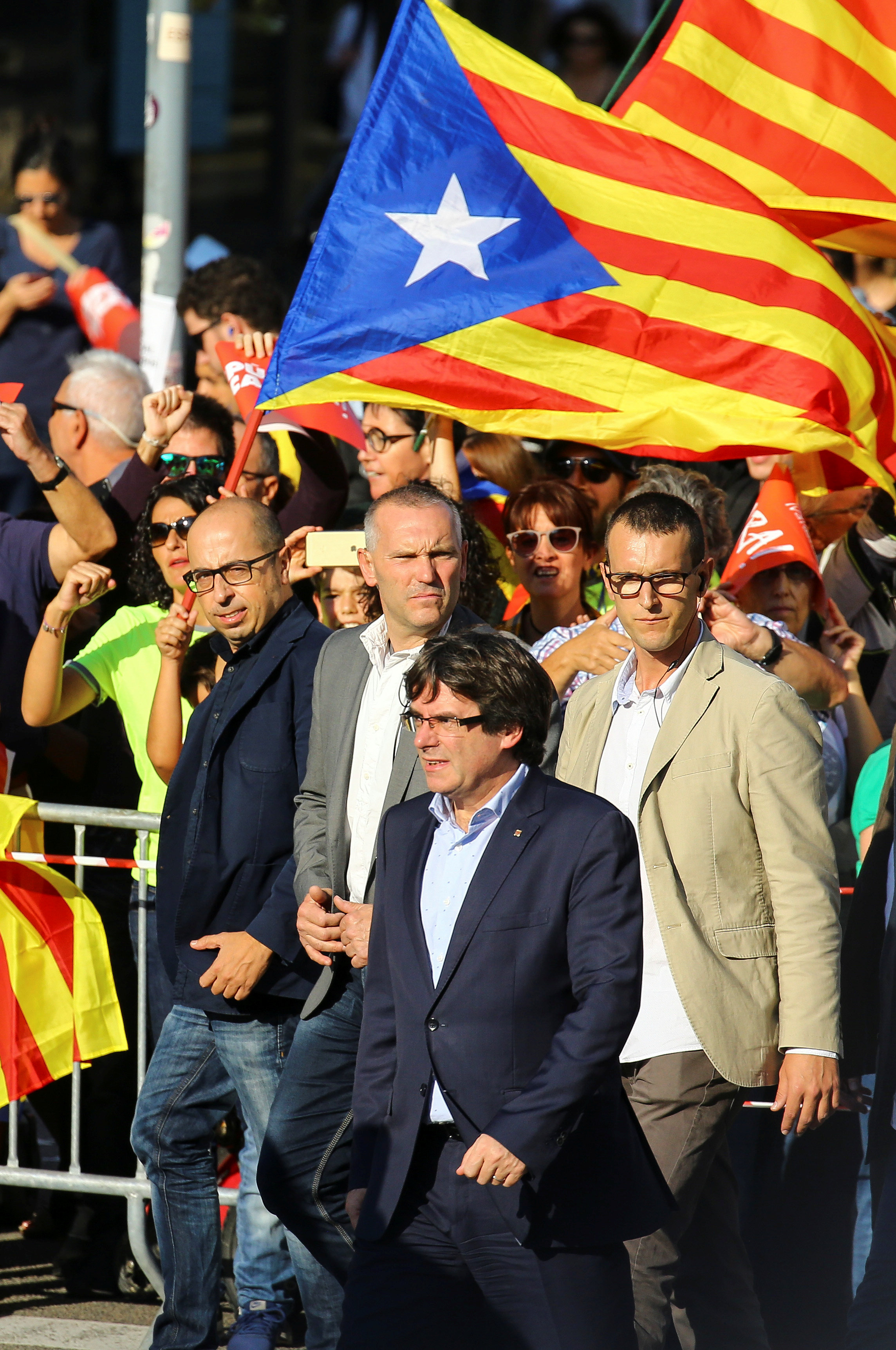 رئيس إقليم كتالونيا يقود التظاهرات