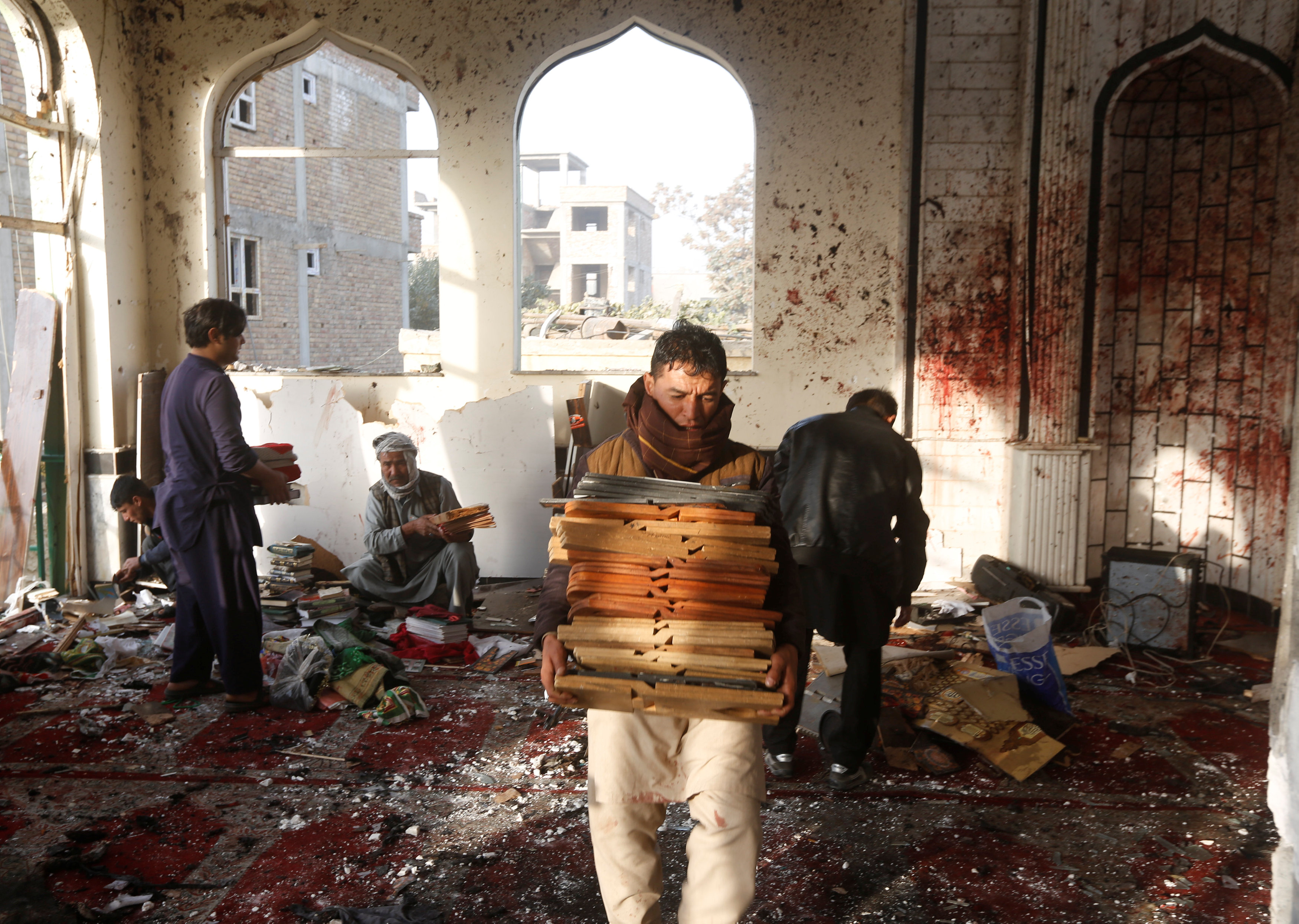 دماء على جدارن المسجد