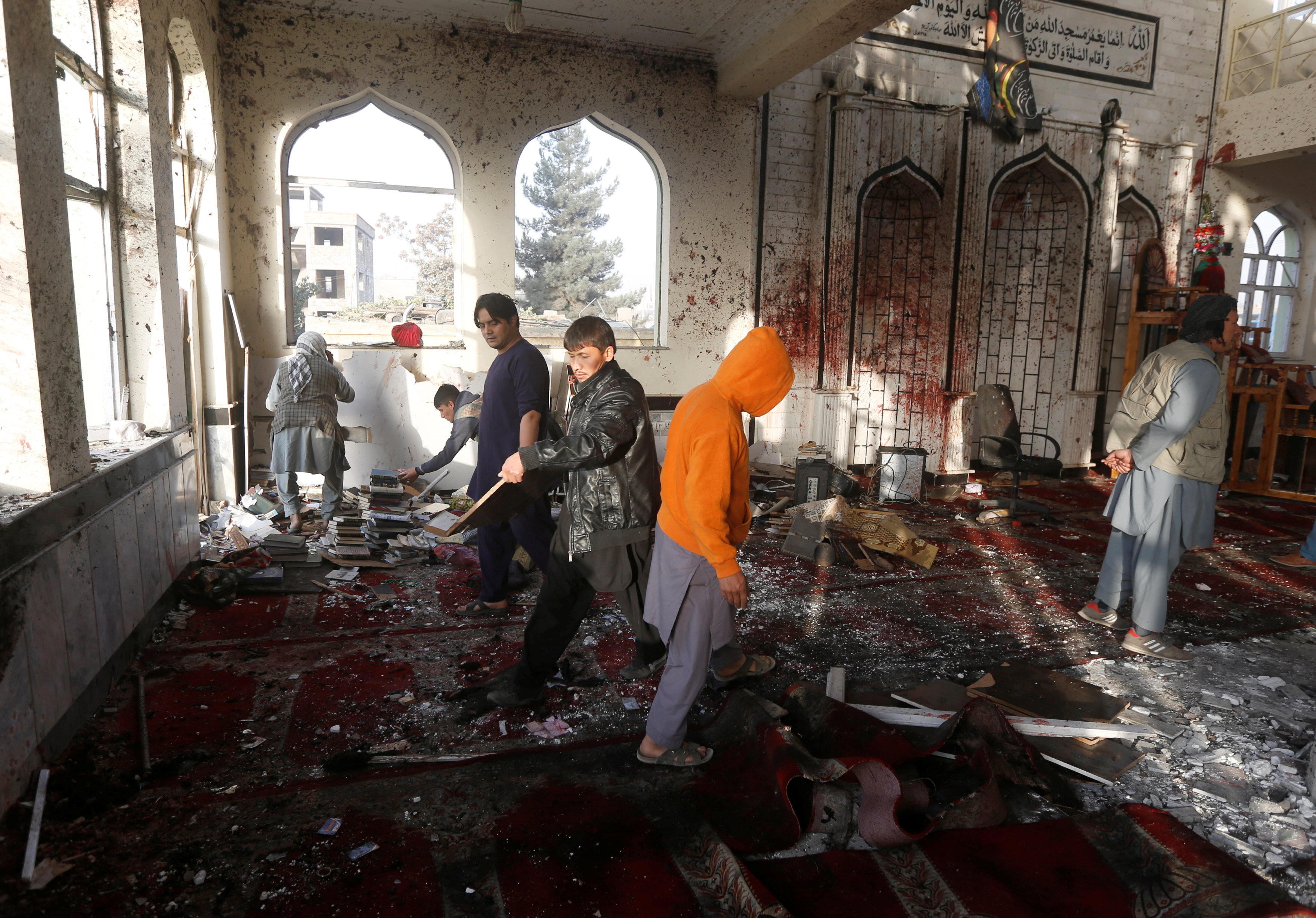 دمار مسجد للشيعة بعد الهجوم عليه