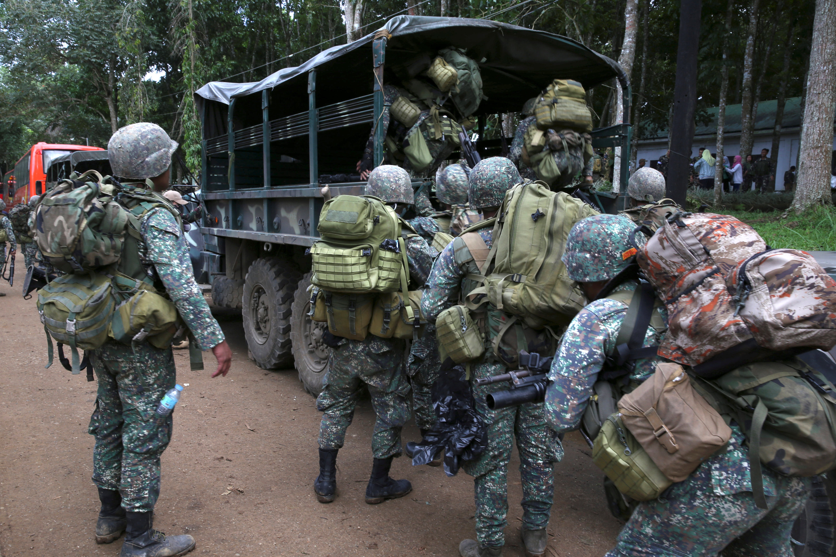 الجنود يضعون أمتعتهم داخل شاحنة عسكرية