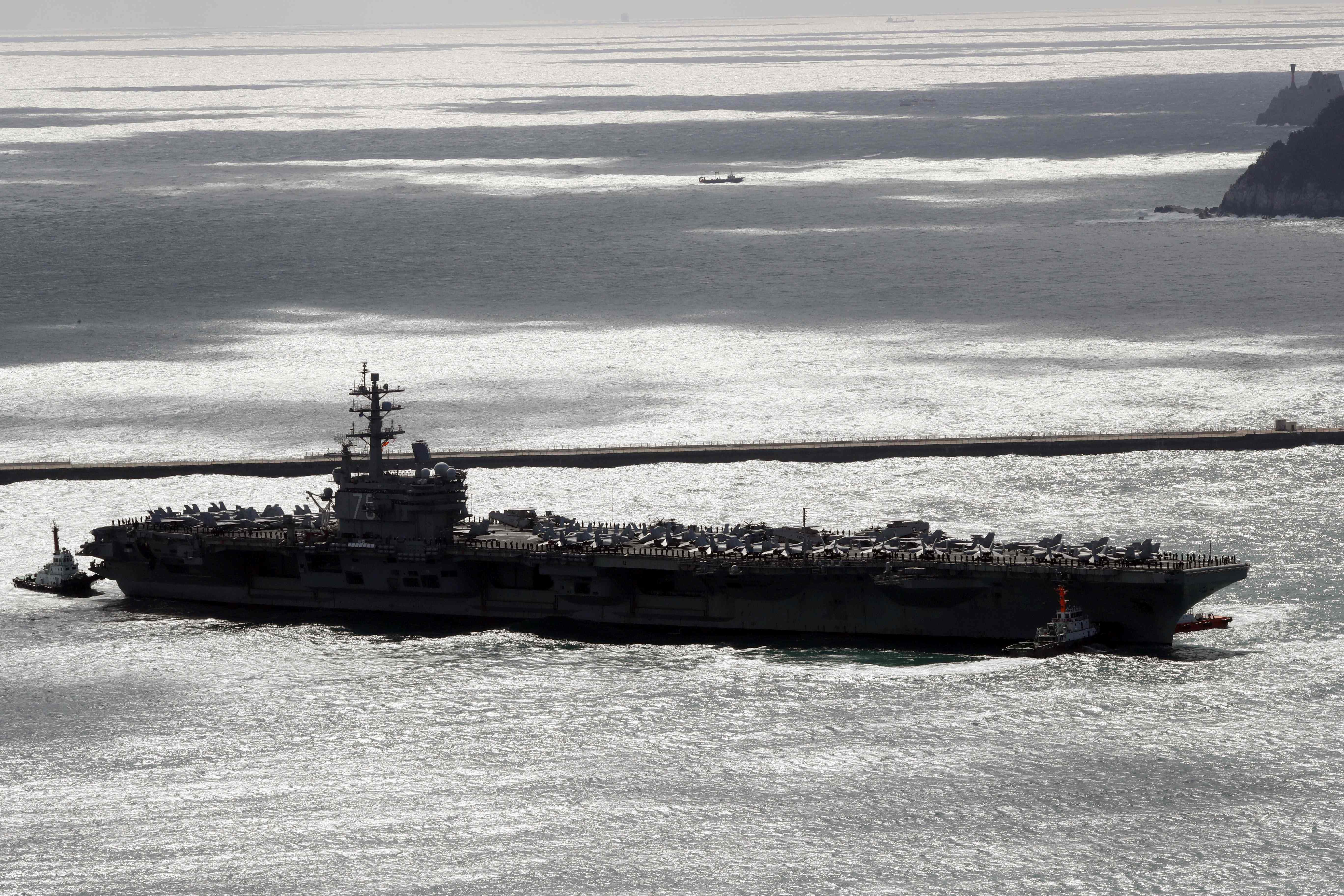 حاملة طائرات أمريكية تبحر فى مياه شبه الجزيرة الكورية