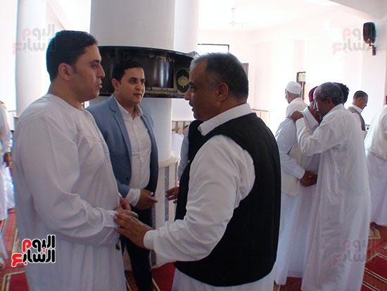 مدير اذاعة مطروح مع الشهيد وشقيقه خلال افتتاح المسجد