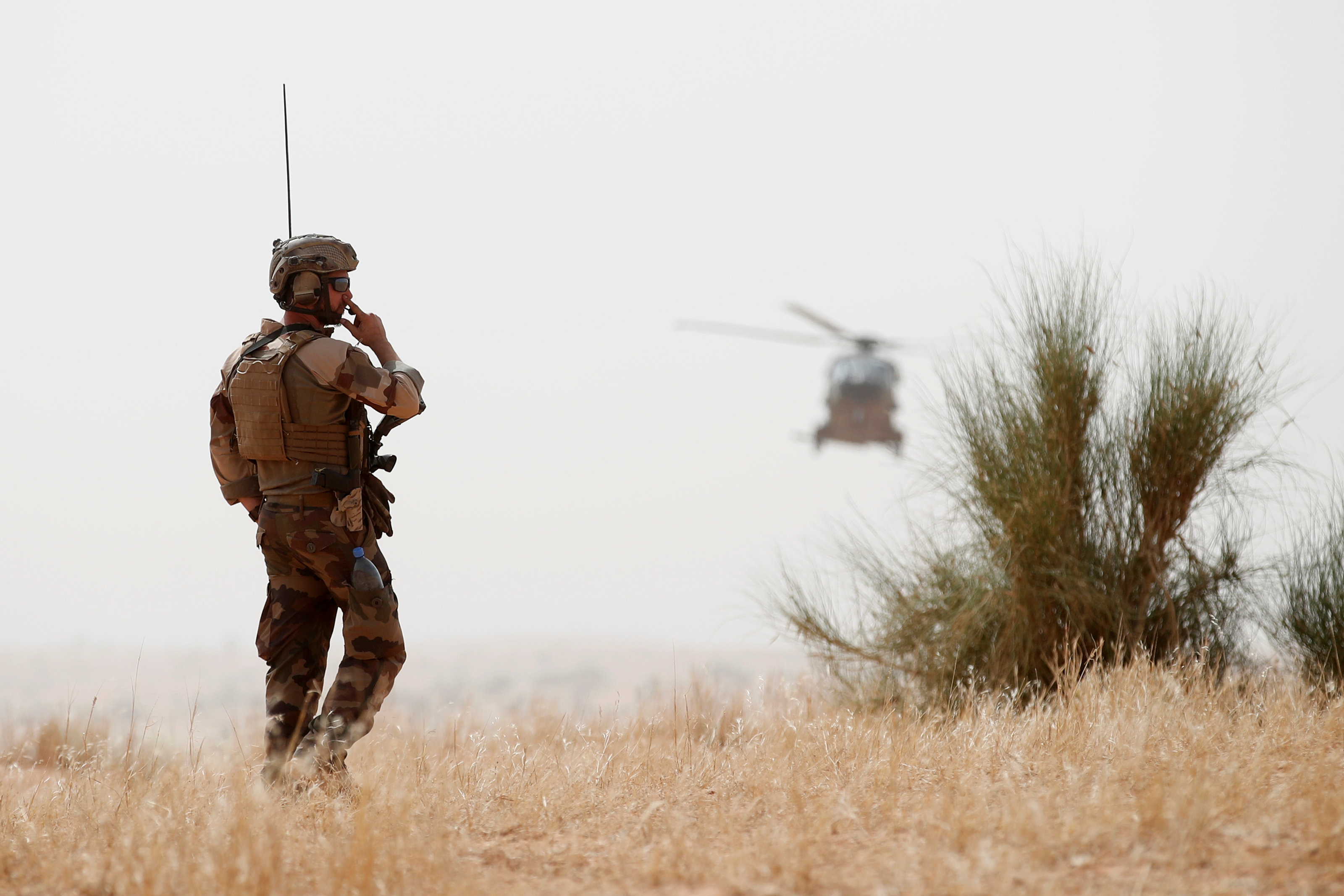 جندى فرنسى يراقب وصول طائرة هليكوبتر لتقديم الدعم