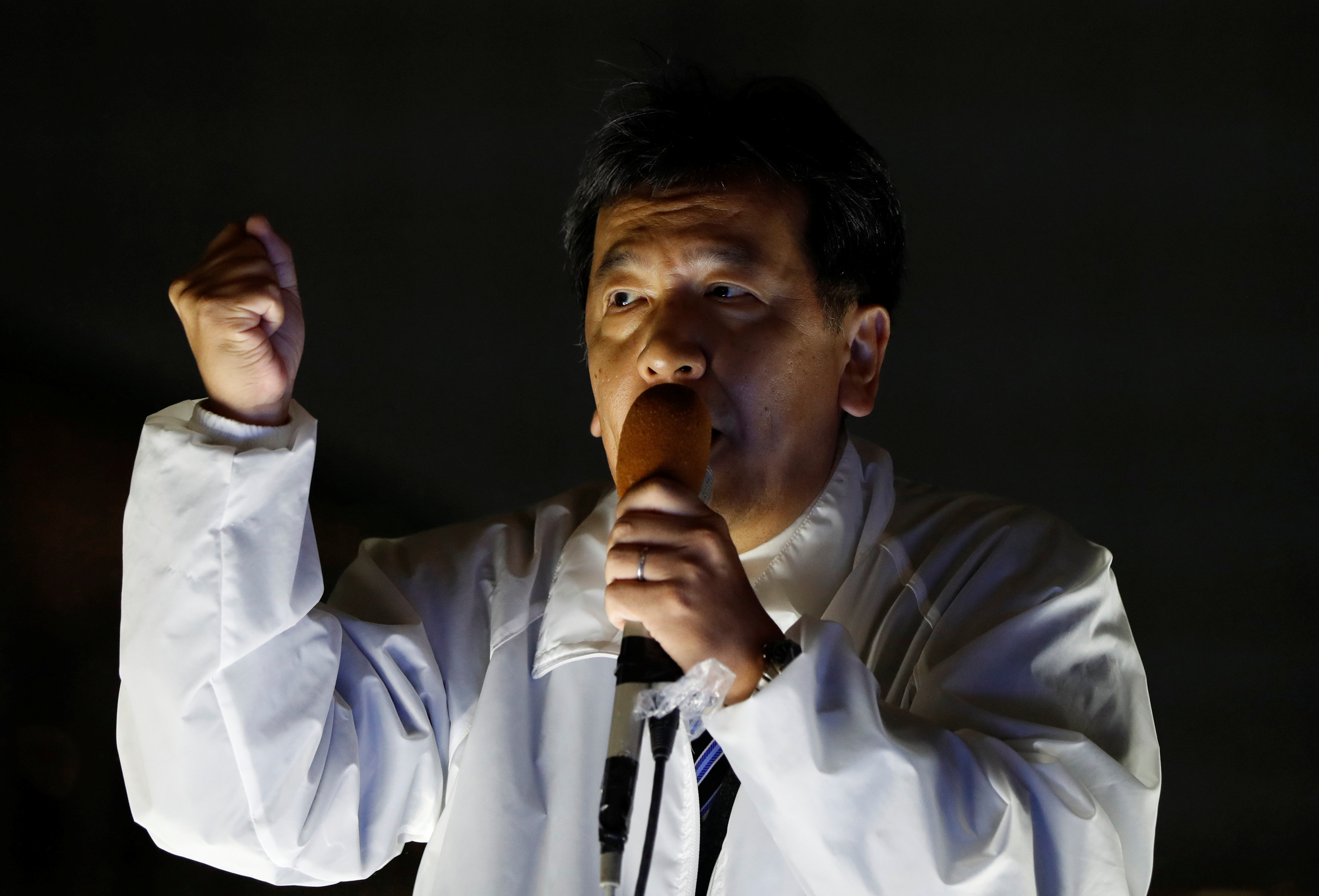 زعيم الحزب الديمقراطى اليابانى يلقى كلمة على أنصاره