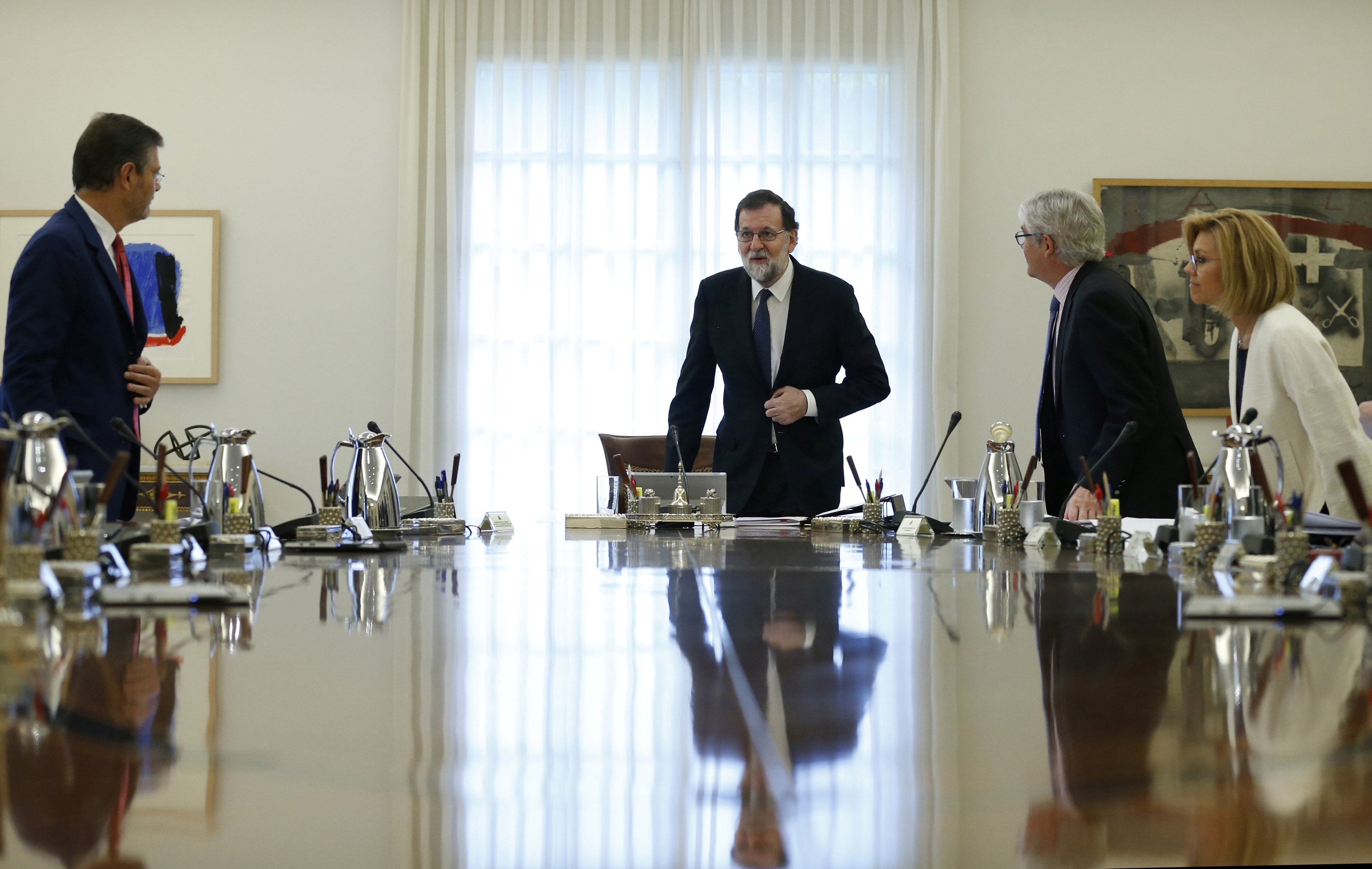رئيس الوزراء الإسبانى يصل قاعة اجتماعات الحكومة