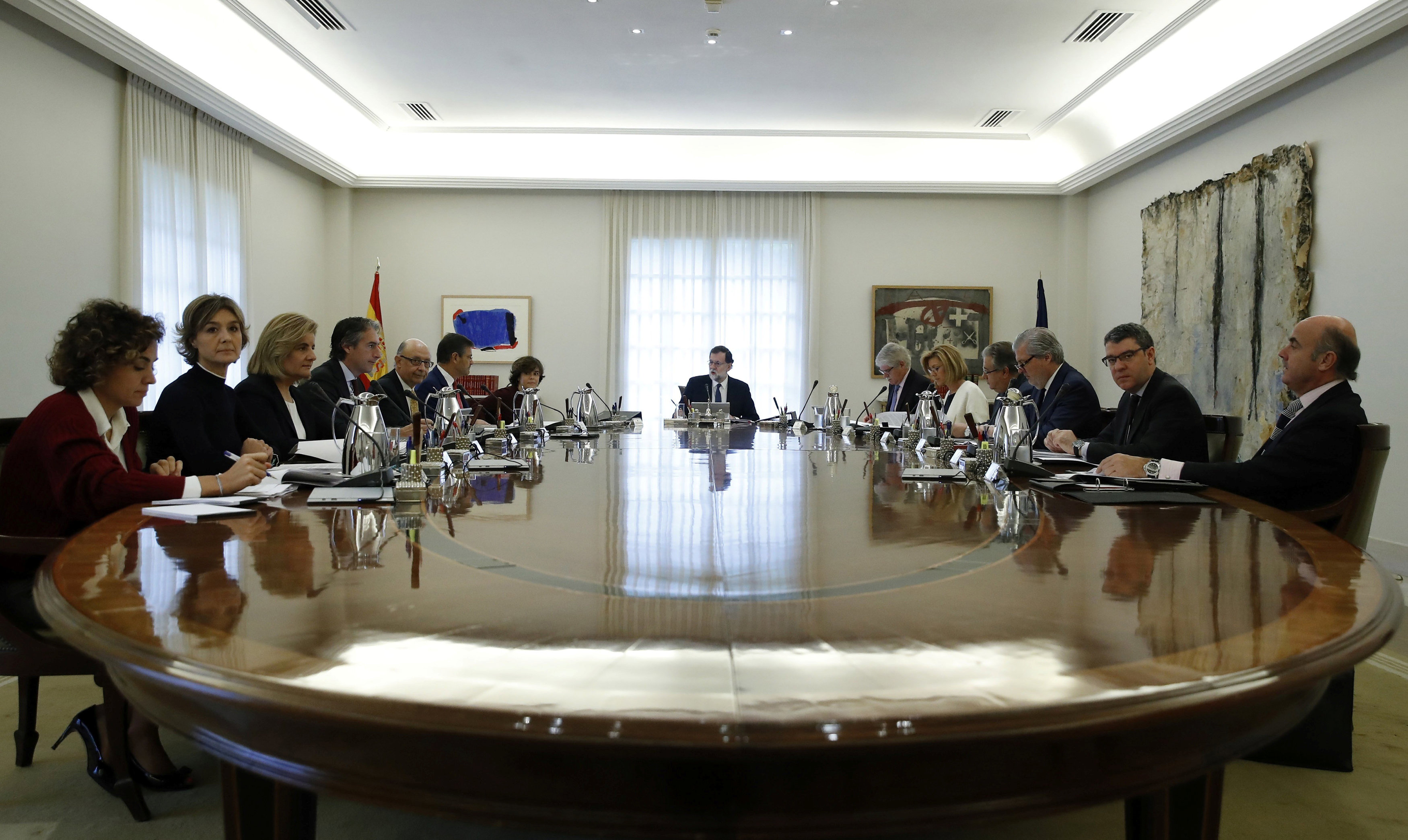 رئيس الوزراء الإسبانى يترأس اجتماع الحكومة لبحث ازمة كتالونيا