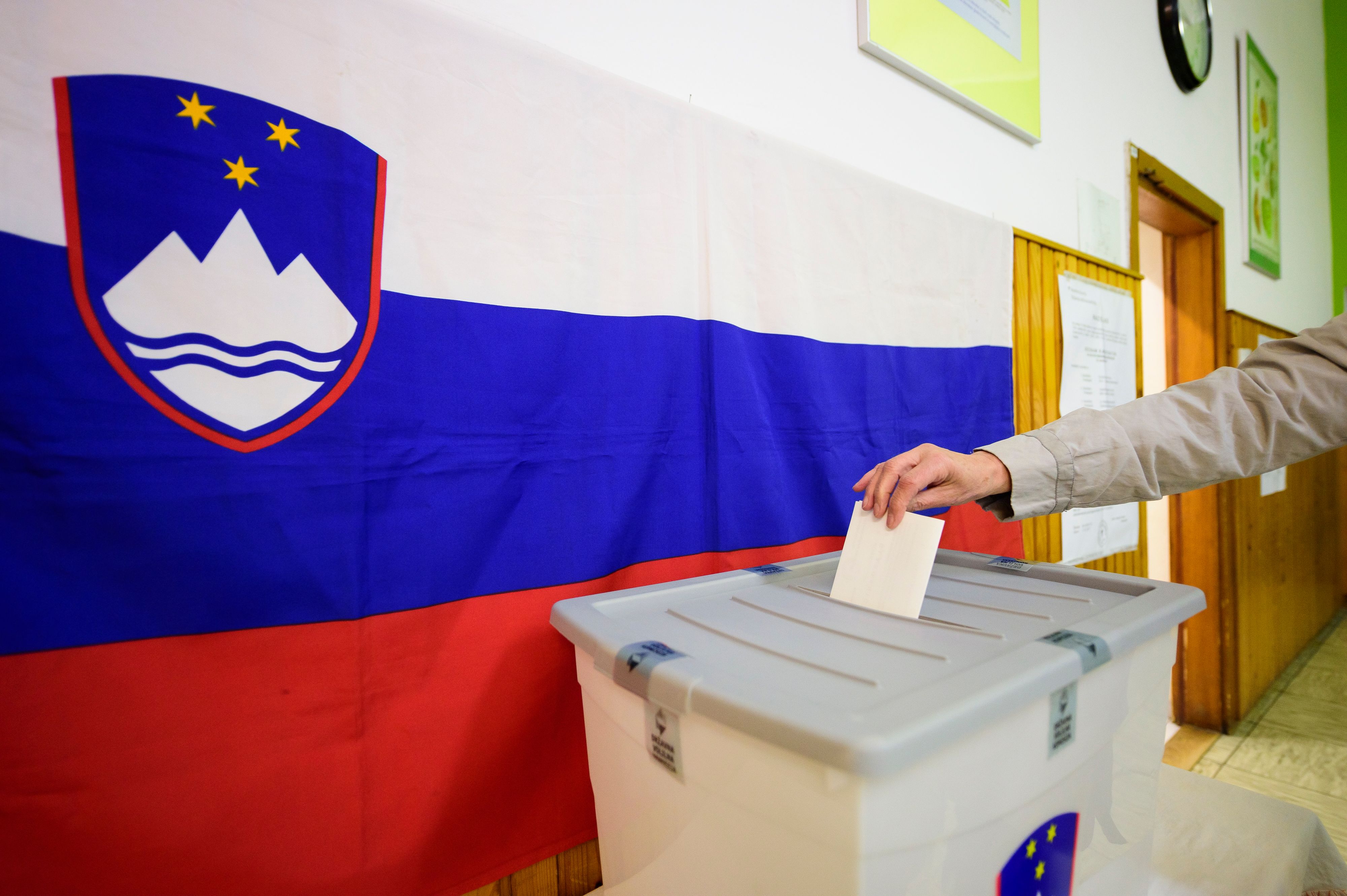 ناخب يضع ورقة الاقتراع داخل صندوق التصويت بسلوفينيا