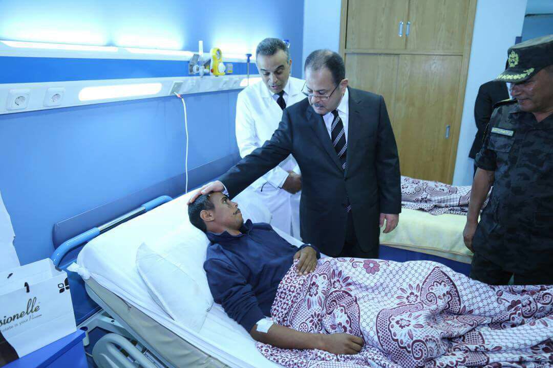 وزير الداخلية مع أحد المصابين من رجال الشرطة