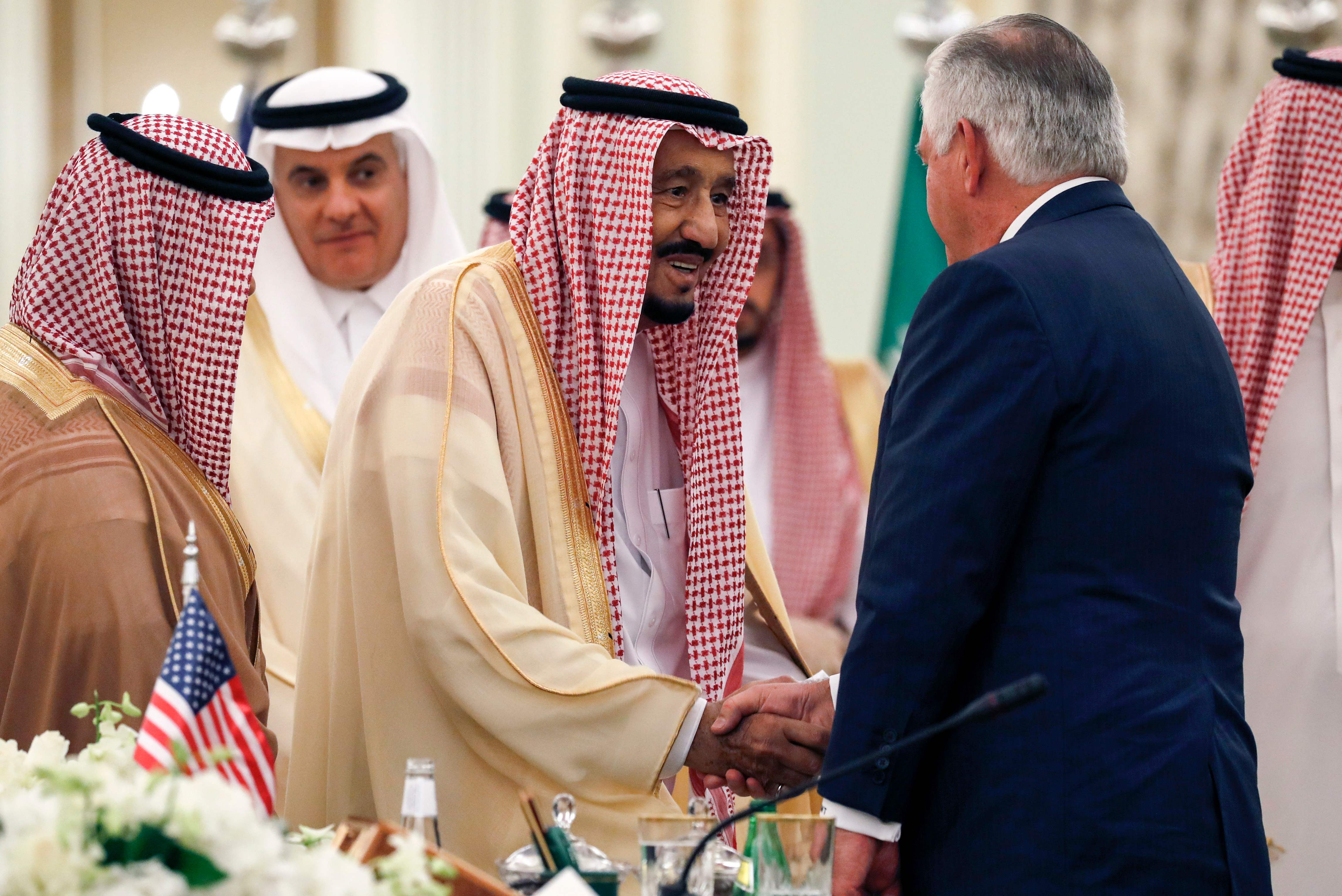 الملك سلمان يرحب بوزير الخارجية الأمريكى فى الرياض