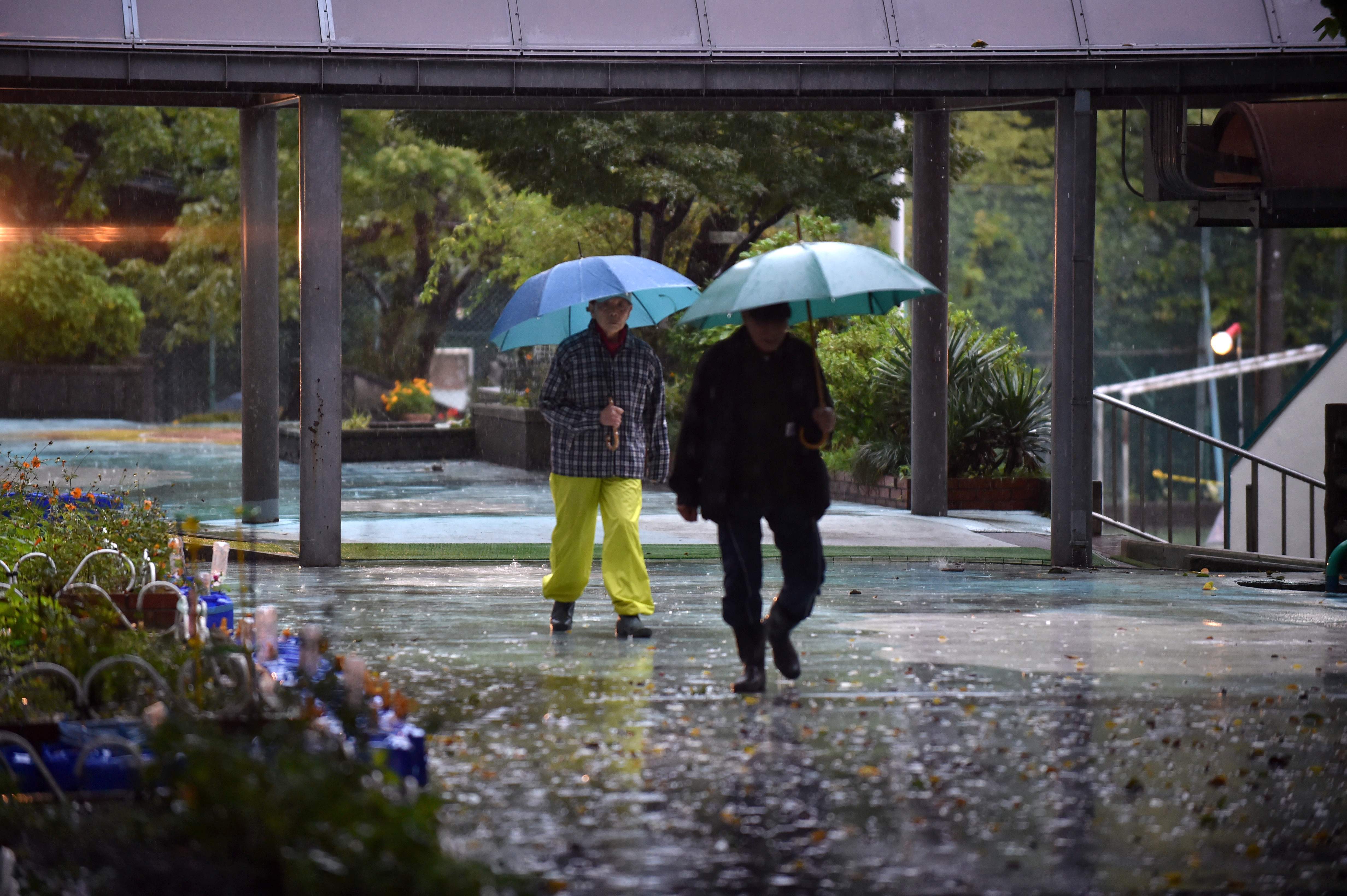 هطول الأمطار تزامنا مع بدء الانتخابات التشريعية اليابانية