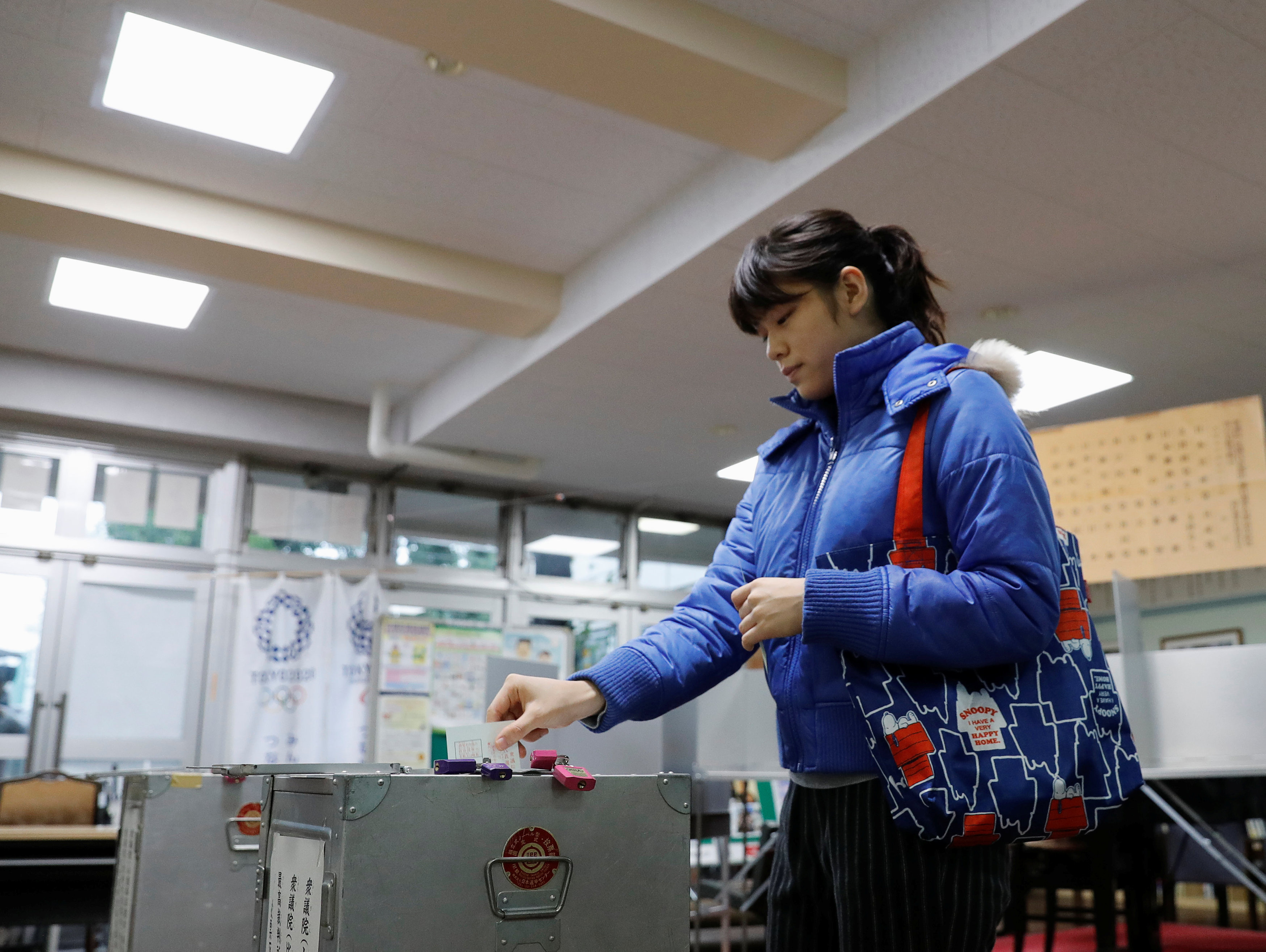 فتاة تشارك فى الانتخابات التشريعية اليابانية
