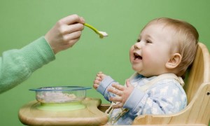 تغذية طفل فى عمر 6 شهور