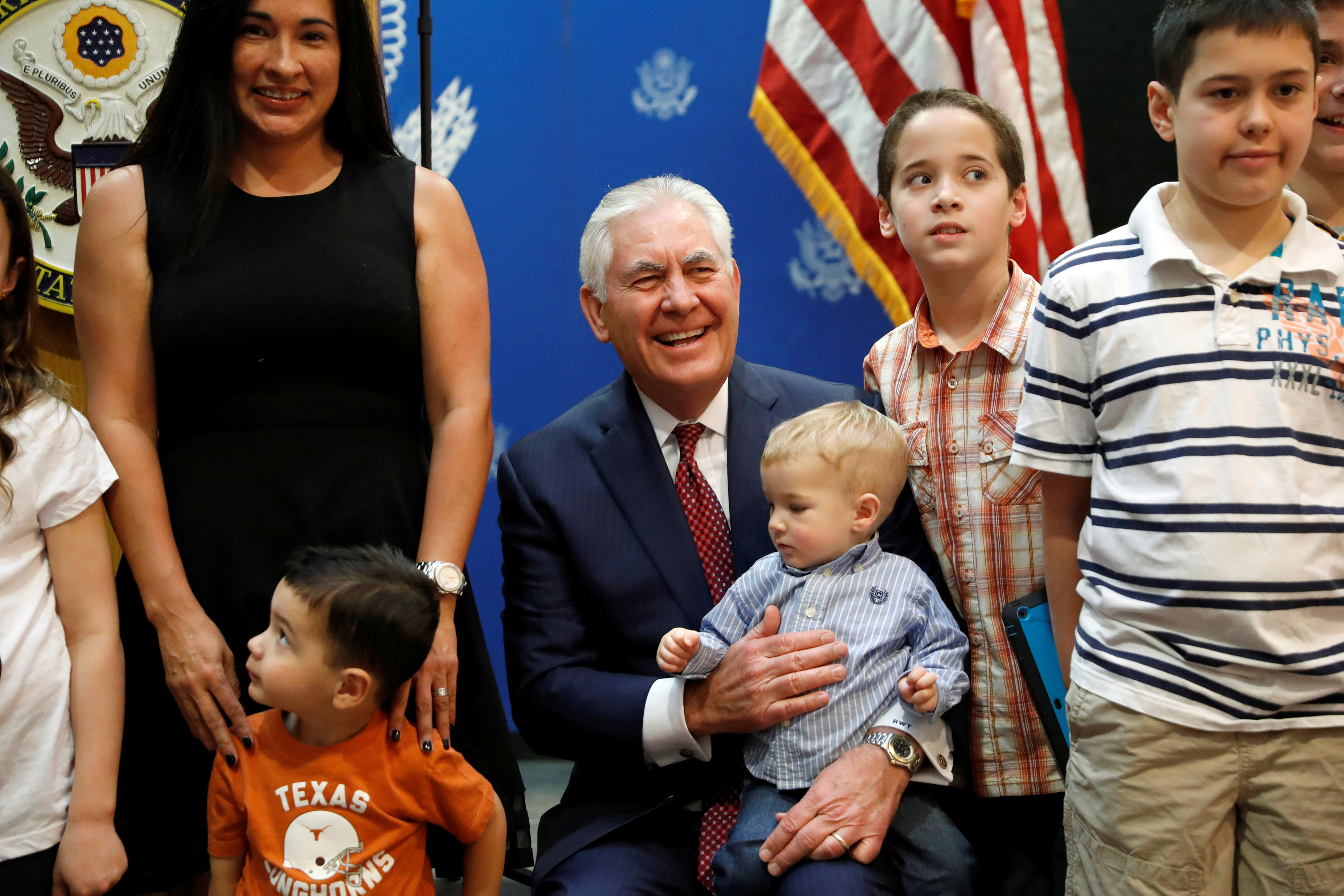 صورة تذكارية لوزير الخارجية الأمريكى مع الأطفال بالسفارة الأمريكية