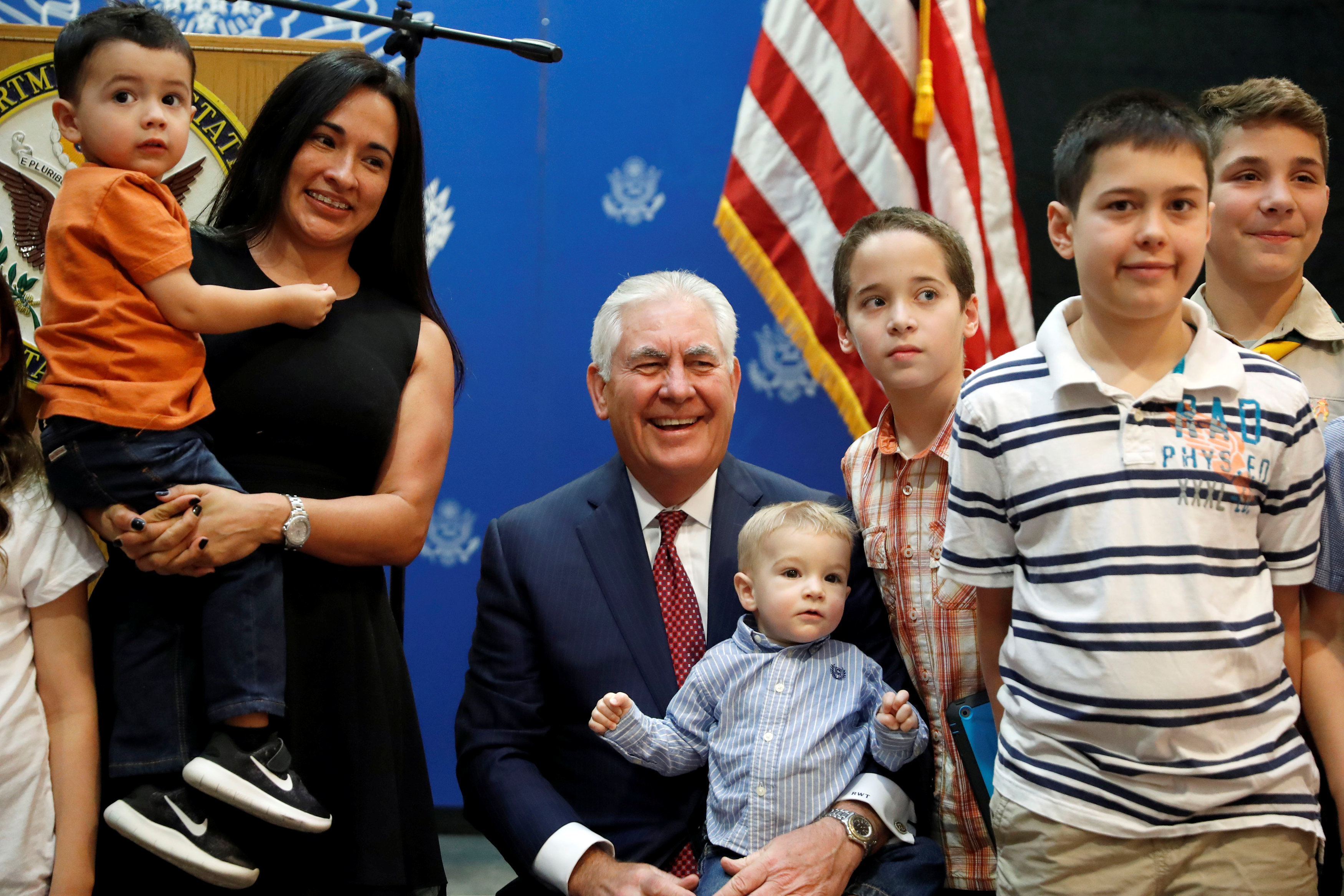 وزير الخارجية الأمريكى يلتقط صورة مع الأطفال فى سفارة واشنطن بالسعودية