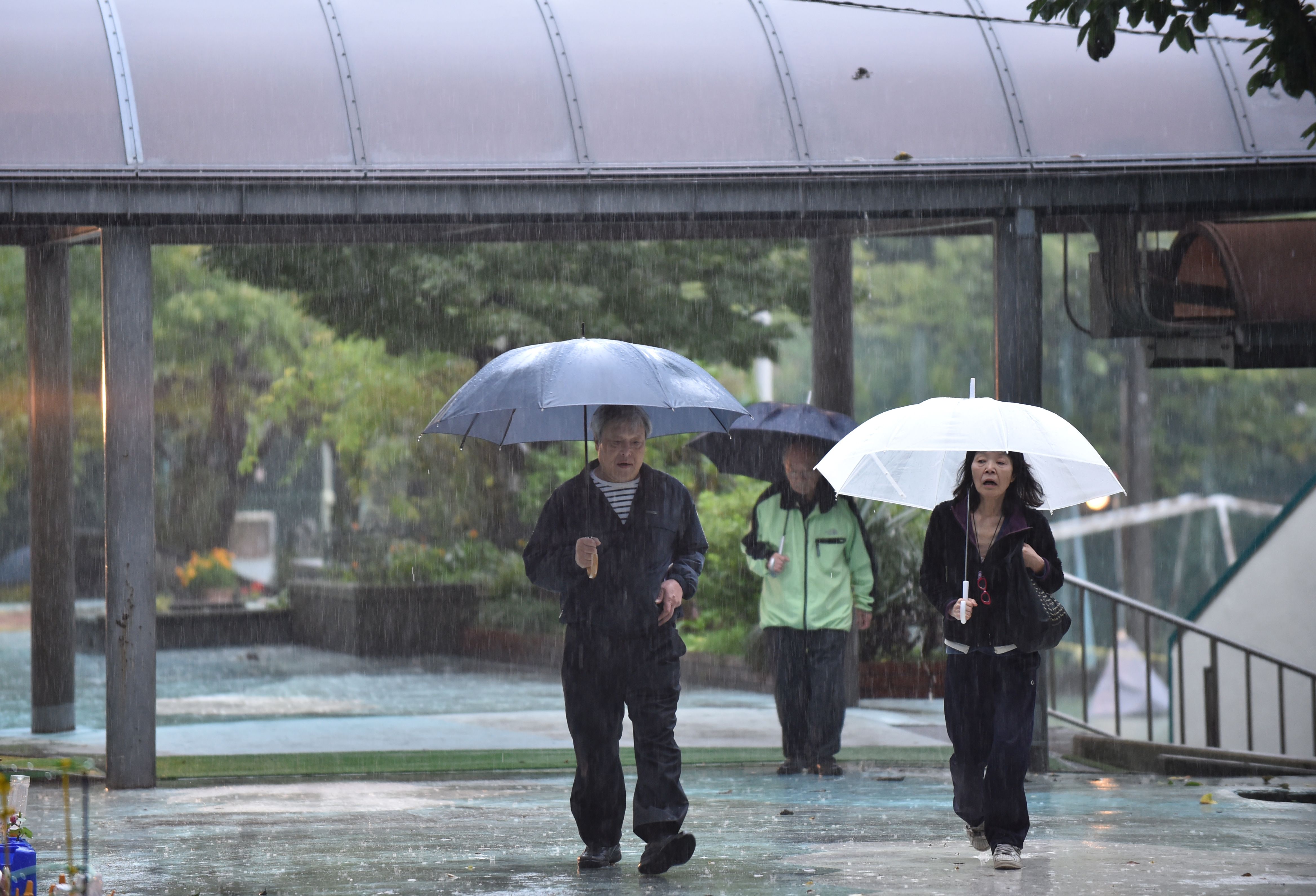 المواطنون اليابانيون يحتمون من مياه الأمطار