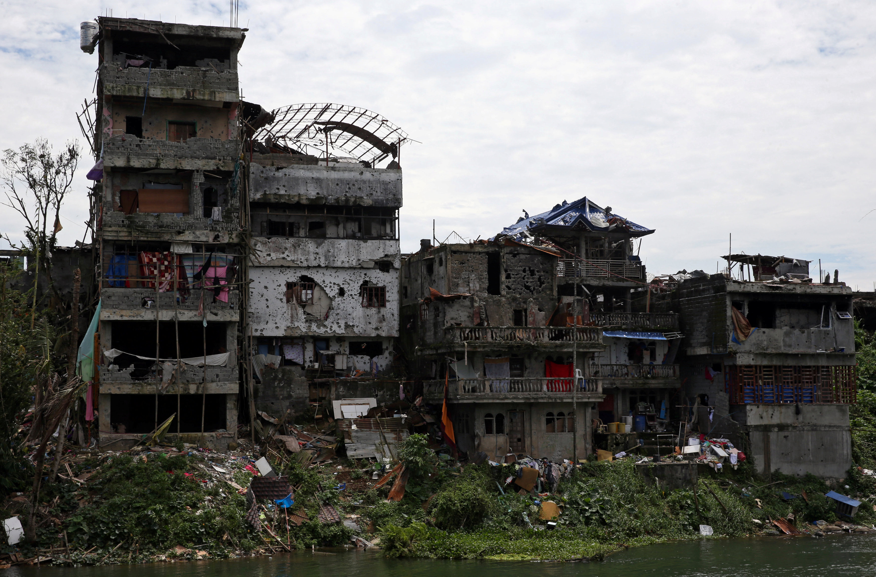 انهيار مقومات الحياة فى مدينة مراوى الفلبينية