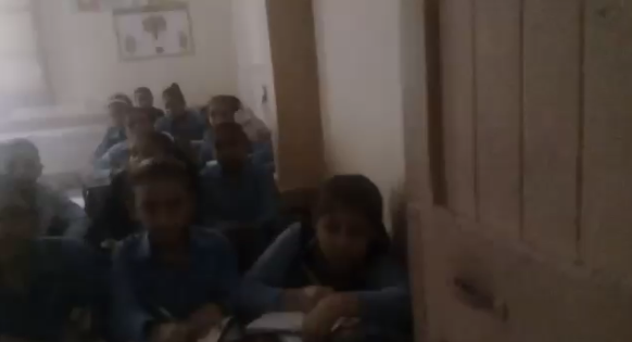 الطلاب داخل الفصل بدون كهرباء