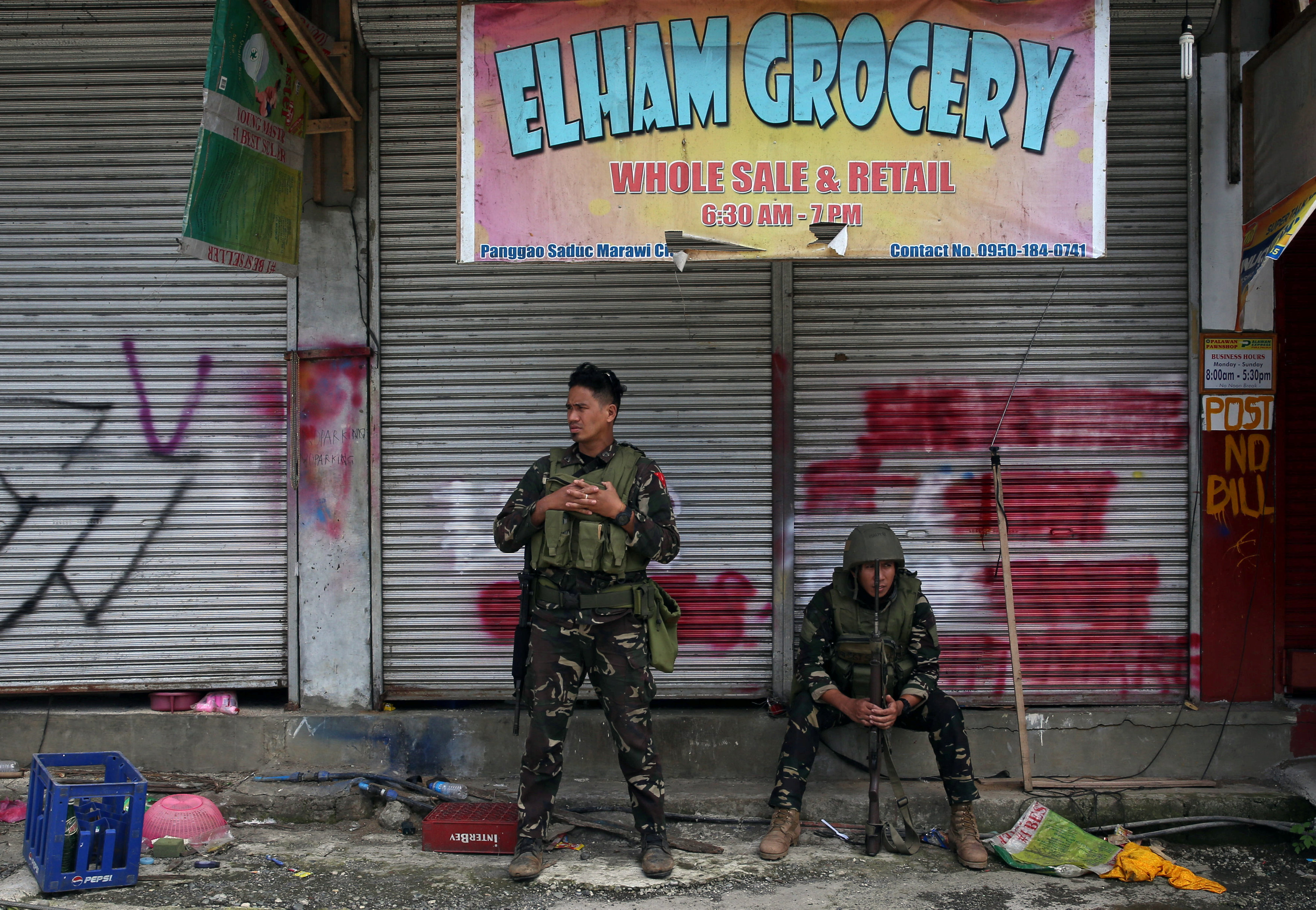 استراحة محارب عقب طرد داعش من مدينة مراوى الفلبينية