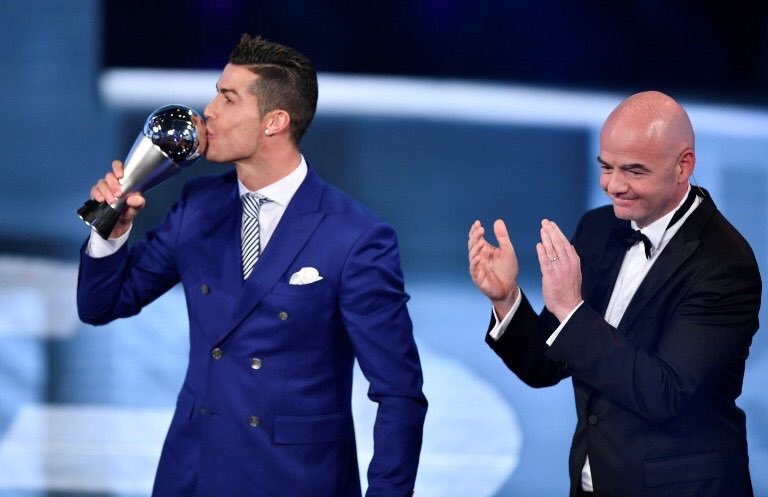 كريستيانو رونالدو حصل على جائزة أفضل لاعب في العالم بالنسخة الماضية