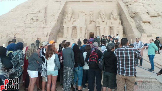   السياح الأجانب أمام معبد أبوسمبل فى حفل عالمى