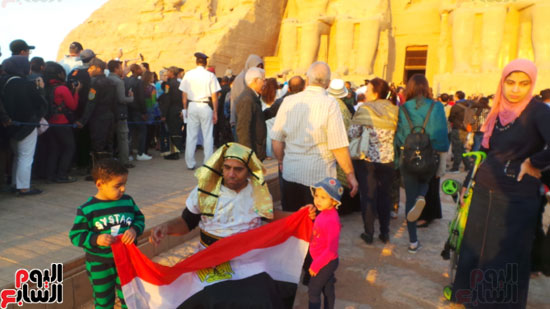  مصرى يحتفل بتعامد الشمس بأسوان بالزى الفرعونى