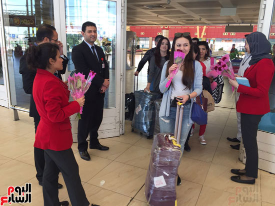  استقبال السياج بالورود والهدايا بمطار شرم الشيخ