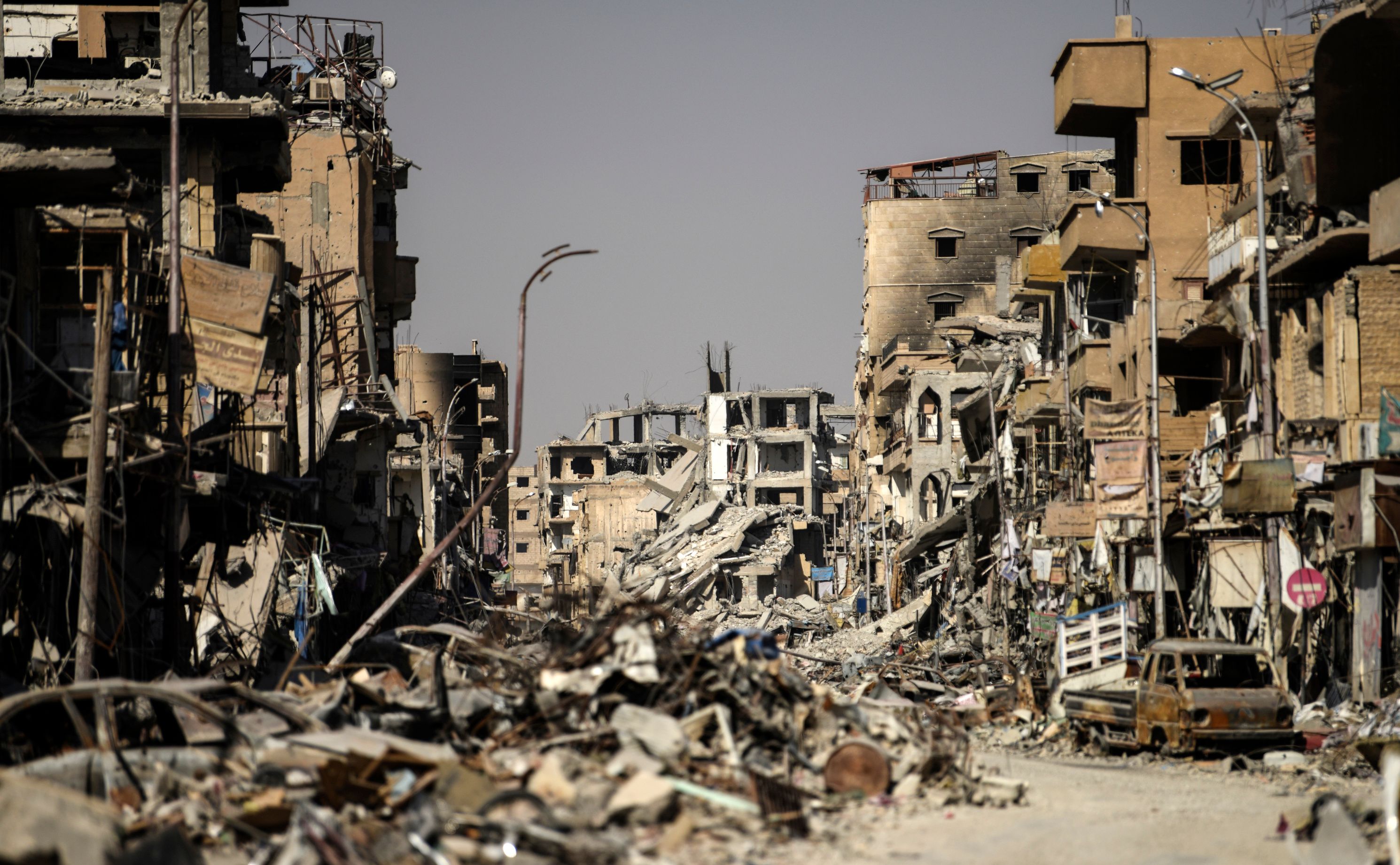 اثار الخراب فى مدينة الرقة السورية عقب طرد داعش