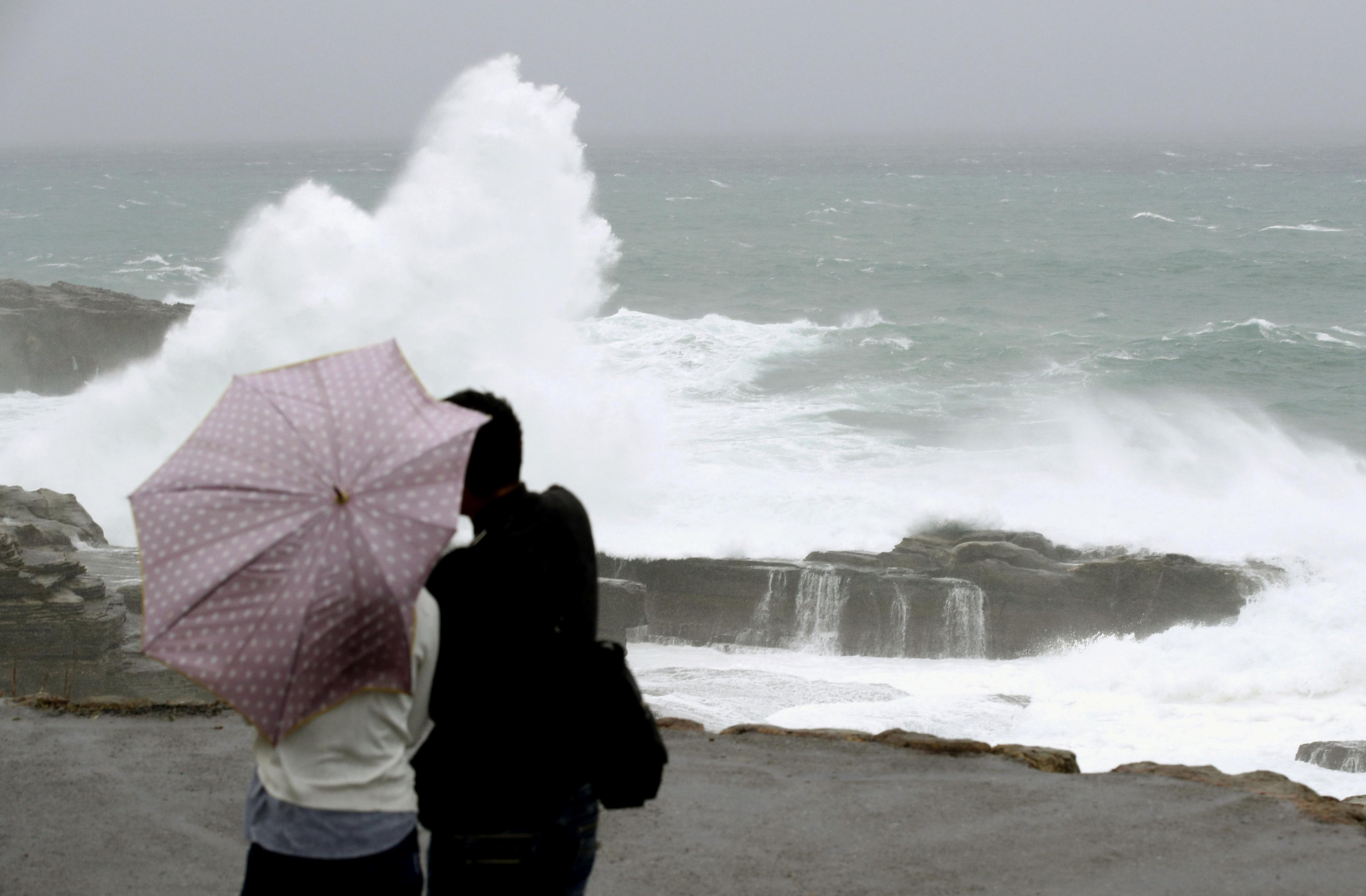 أمواج عالية على سواحل اليابان بسبب إعصار لان