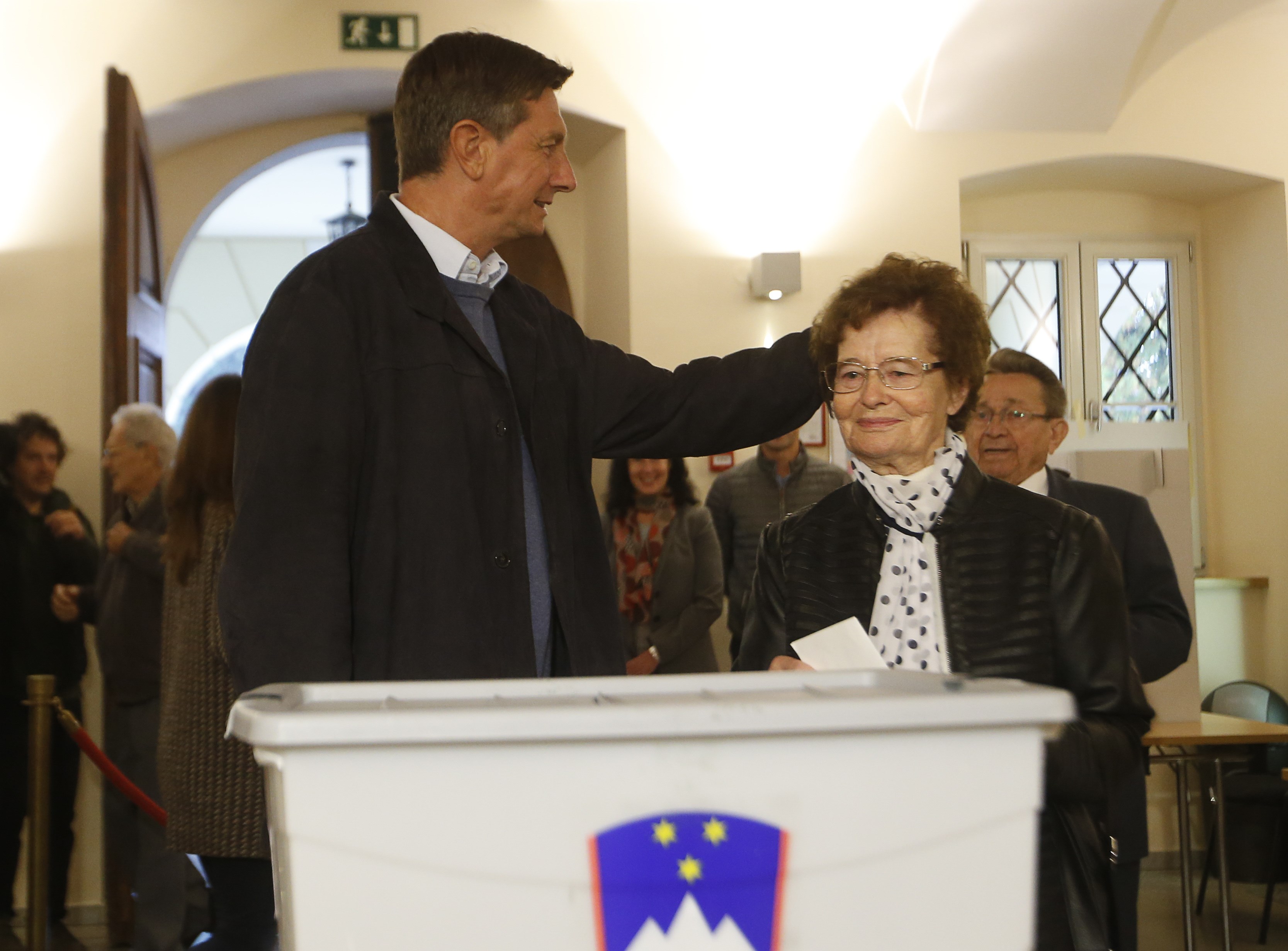 رئيس سلوفينيا بجانب الناخبين فى الانتخابات الرئاسية