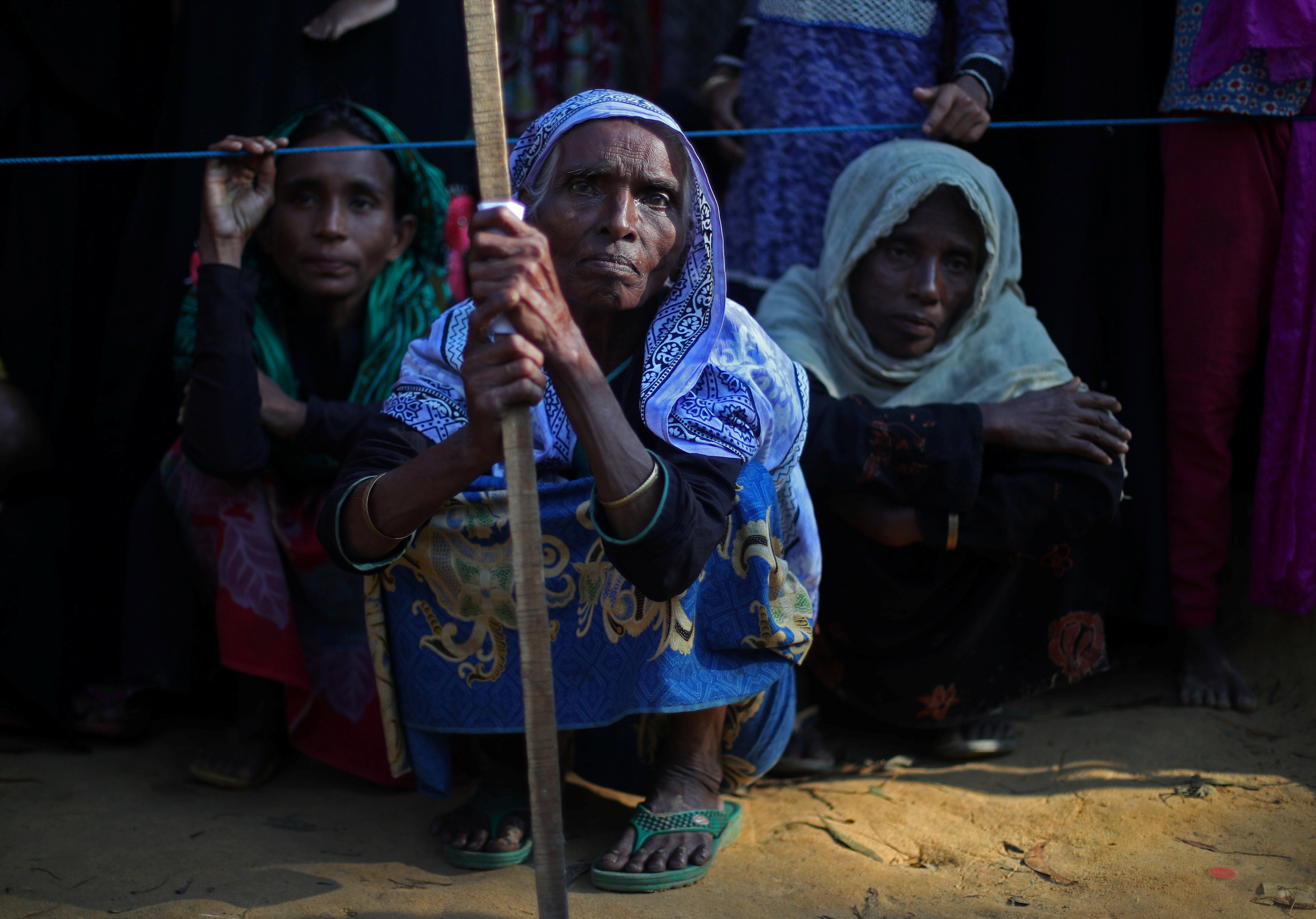مسنات فى انتظار المساعدات ببنجلاديش